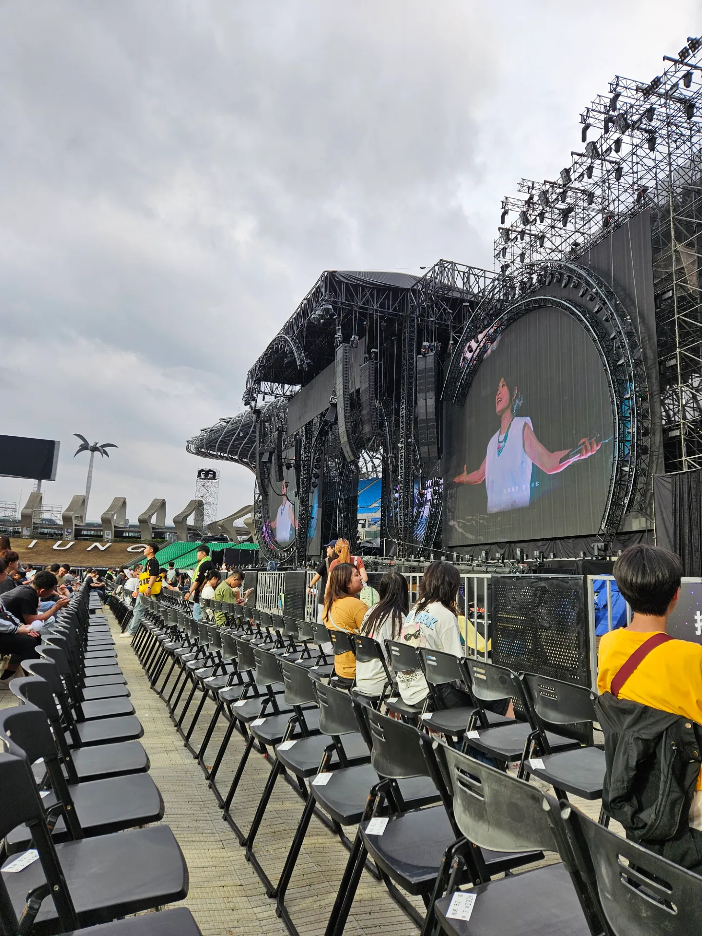 Kaohsiung National Stadium F โซน แถว 前 ที่นั่ง 左 ภาพวิวที่นั่ง - 告五人