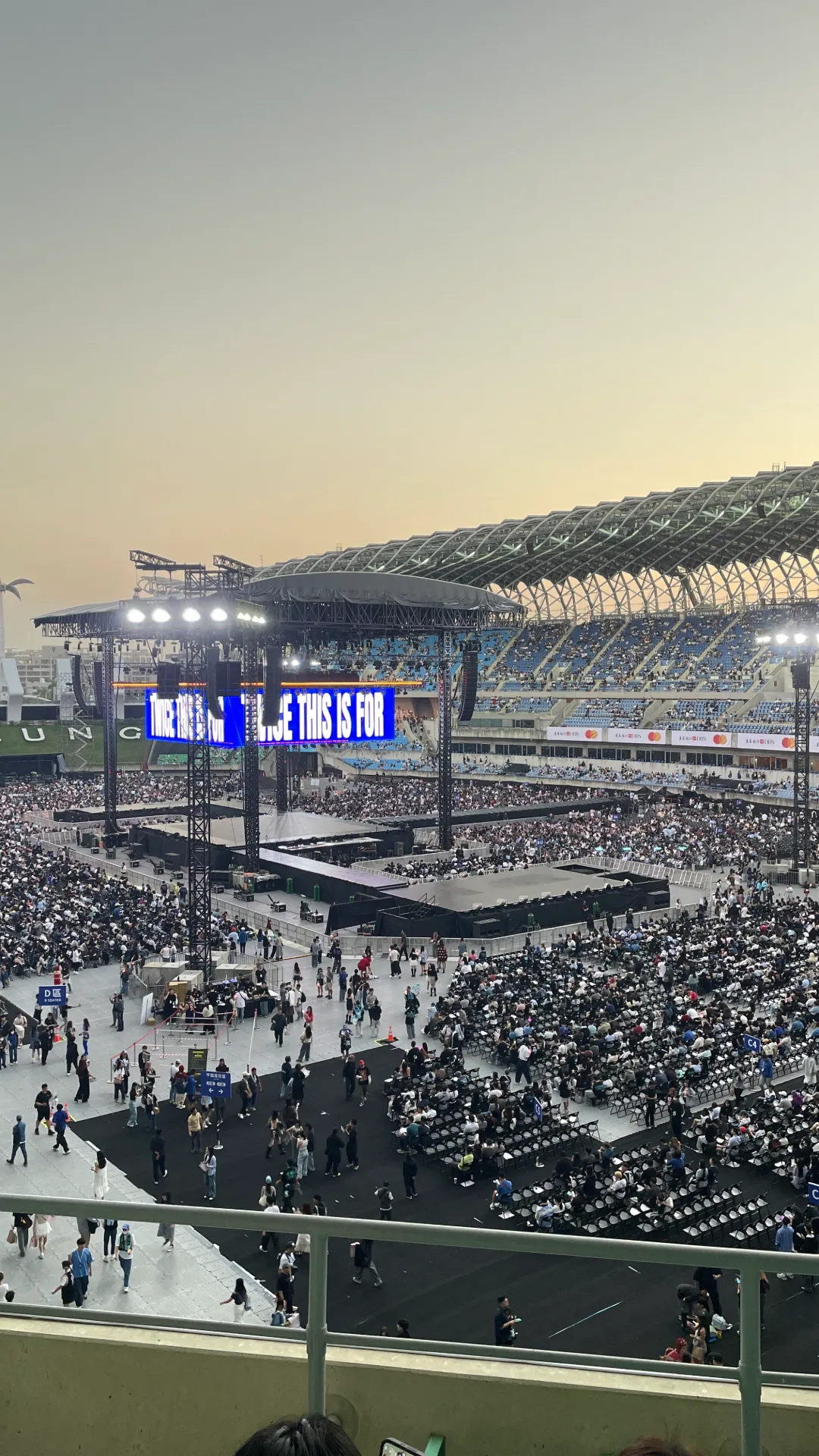高雄世運主場館中央舞台 E31-1 區 4排283號 視野照片 - TWICE＜THIS IS FOR＞WORLD TOUR IN KAOHSIUNG