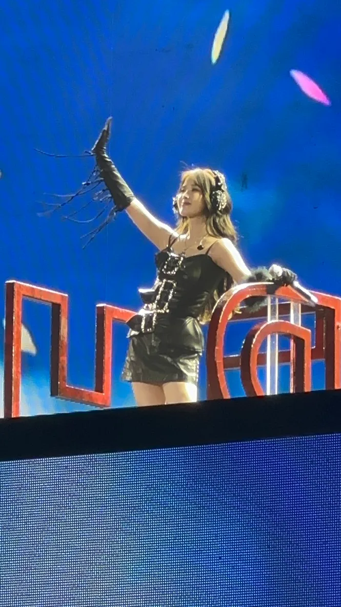 新加坡室內體育館 (Singapore Indoor Stadium) 自動建檔區域: sis-floora 前排右號 視野照片 - IU H.E.R. WORLD TOUR IN SINGAPORE