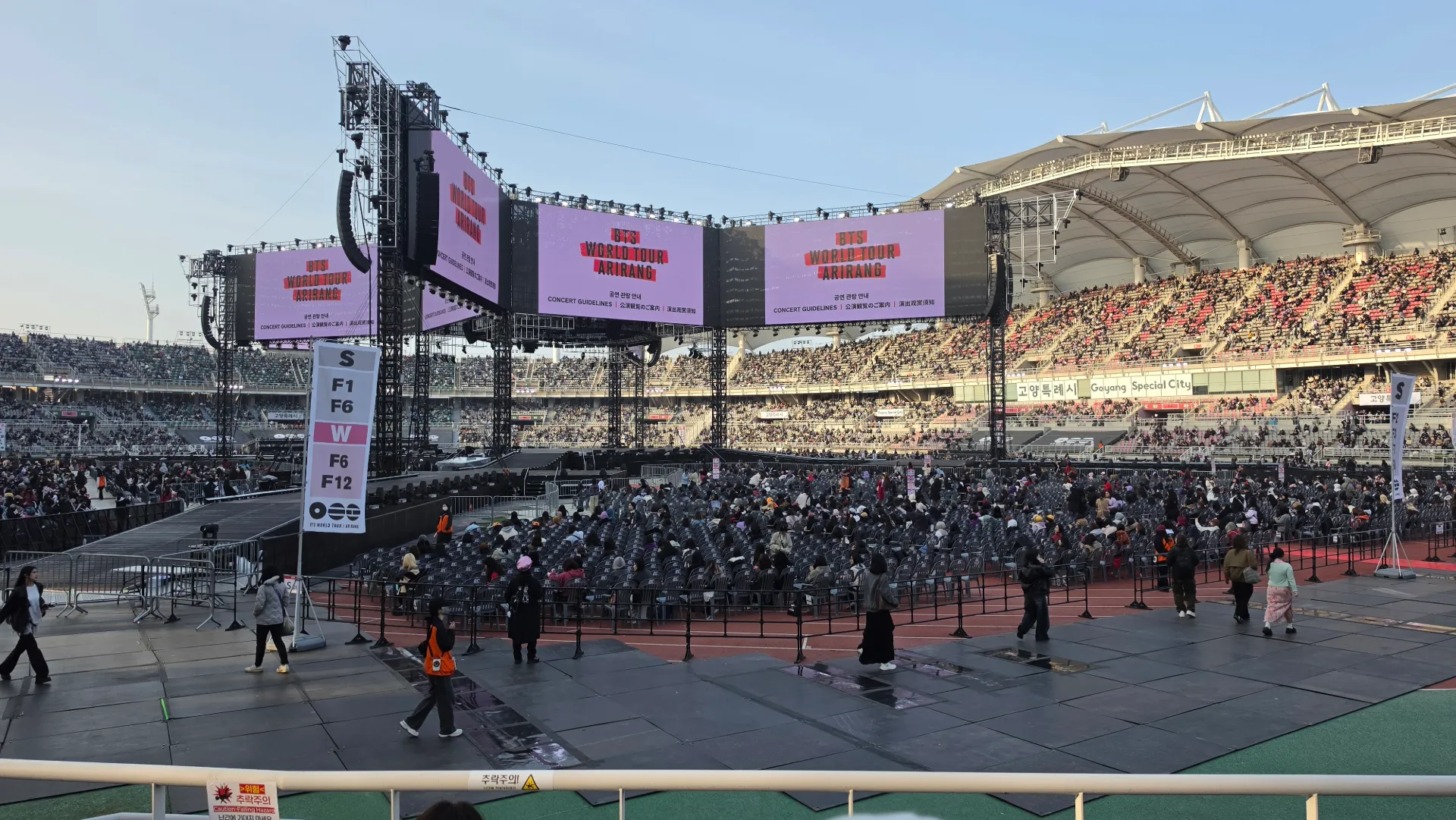 Goyang Gymnasium (Center Stage) S4 Zona Baris 5, Kursi 41 foto pemandangan kursi - BTS WORLD TOUR ARIRANG