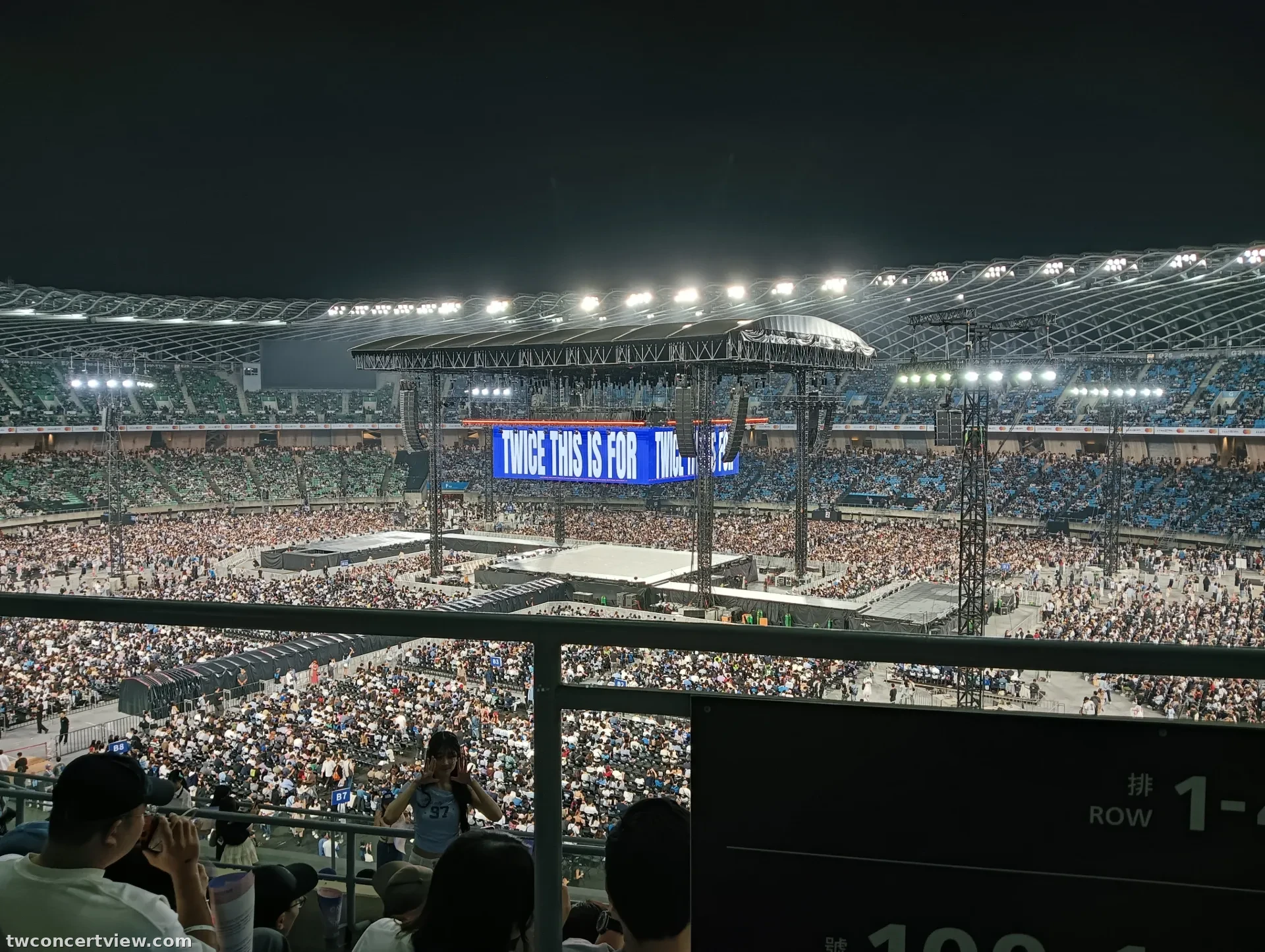 高雄世運主場館中央舞台 C13 區 5排排104號號 視野照片 - TWICE THIS IS FOR
