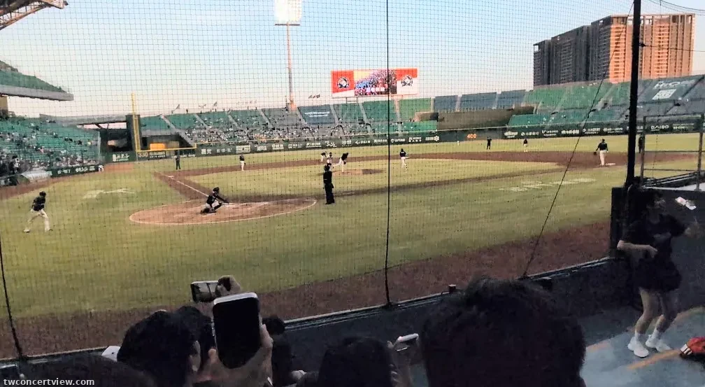 亞太成棒主球場 09 區 6排1號 視野照片 - 台鋼雄鷹-統一7Eleven獅