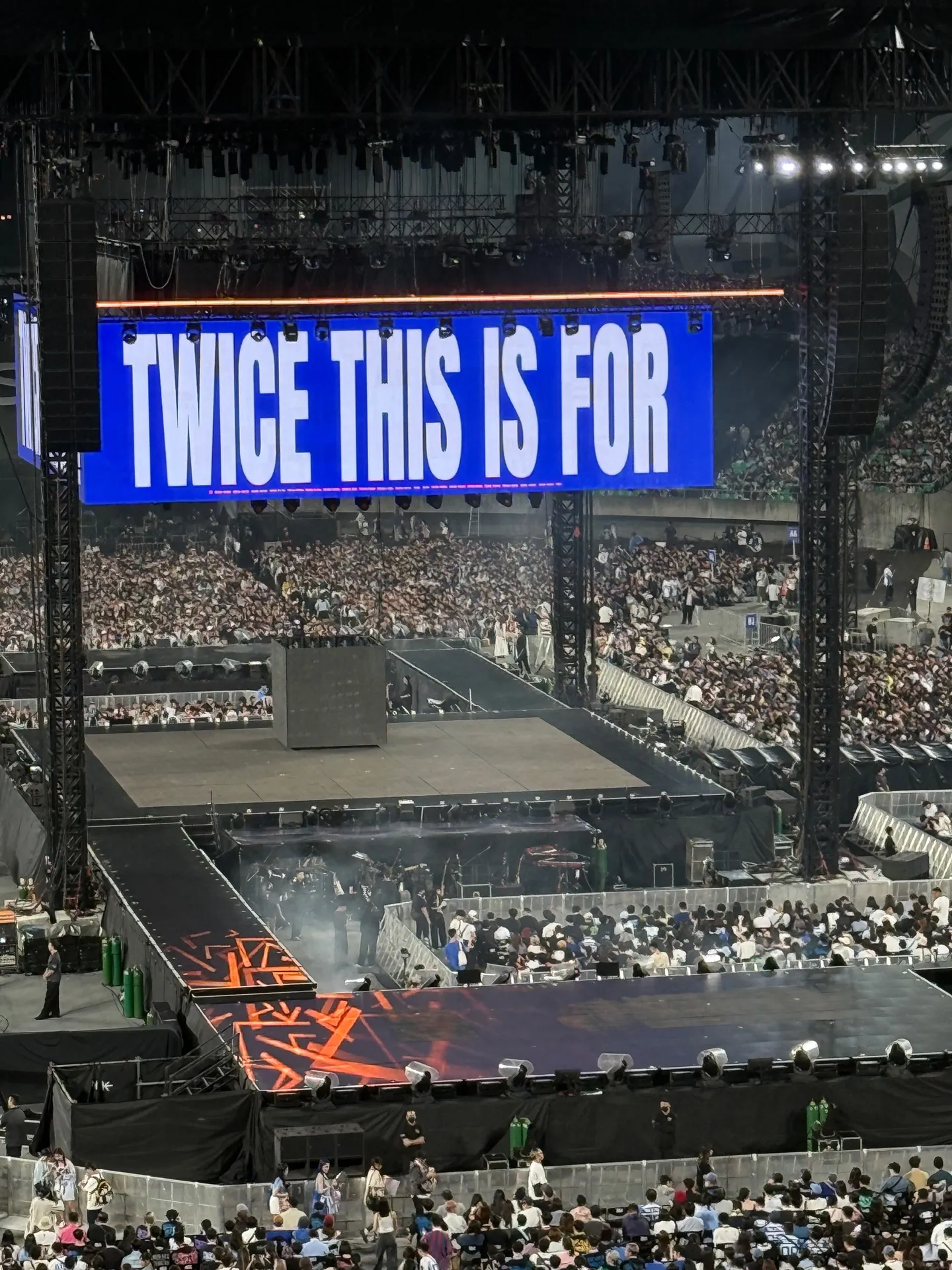 高雄世運主場館中央舞台 E27 12排193號 視野照片 - TWICE THIS IS FOR