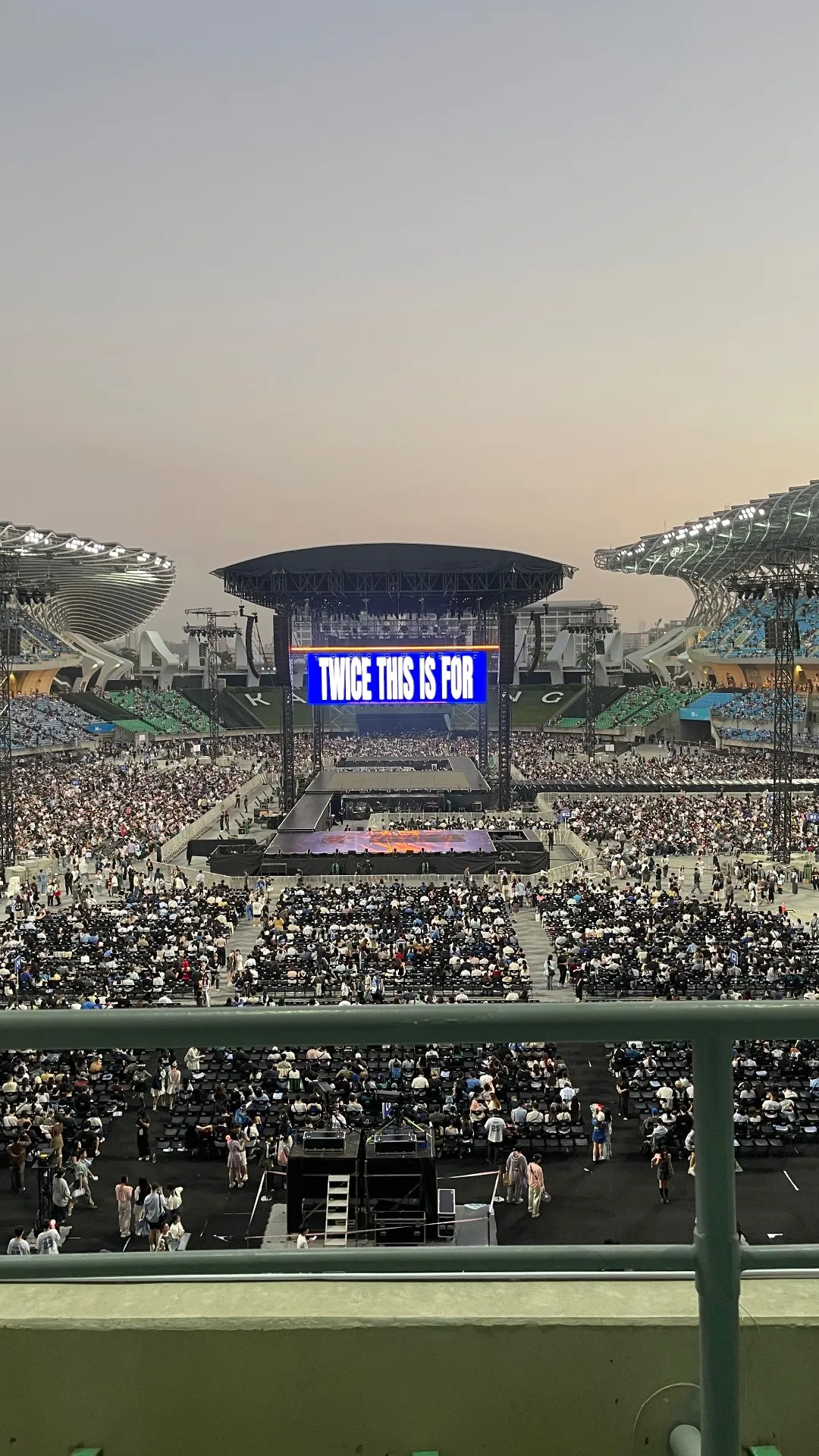 高雄世運主場館中央舞台 E24 2排143號 視野照片 - TWICE <THIS IS FOR> WORLD TOUR IN KAOHSIUNG