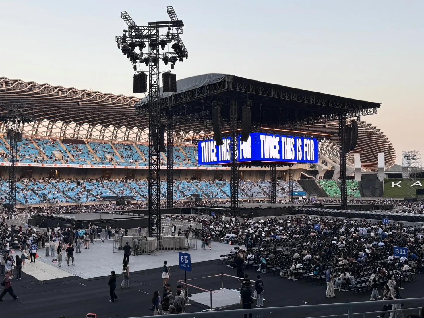 高雄世運主場館中央舞台 D01 15排307號 視野照片 - TWICE <THIS IS FOR> world tour in Kaohsiung