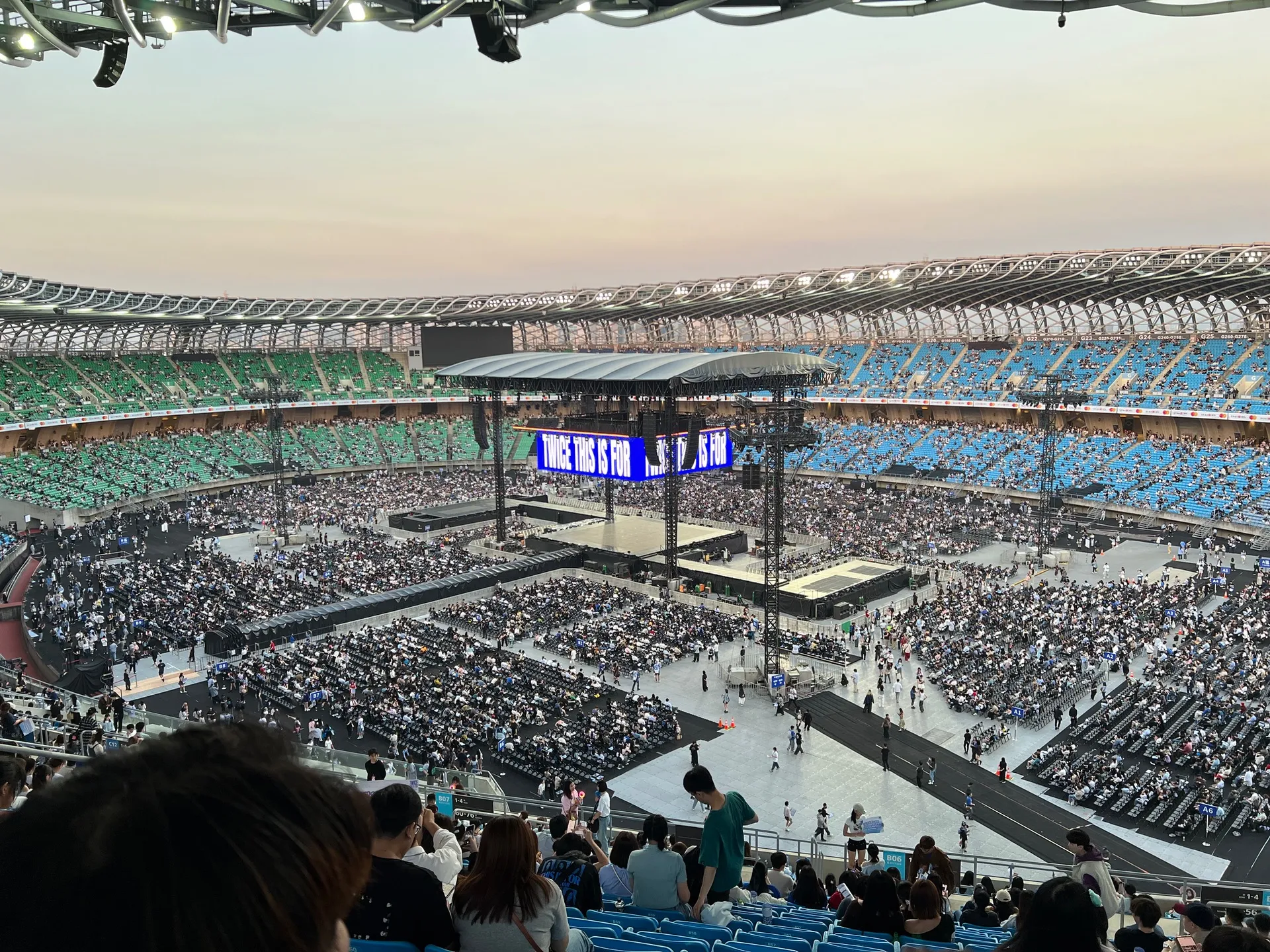 高雄世運主場館中央舞台 B07 24排56號 視野照片 - TWICE THIS IS FOR