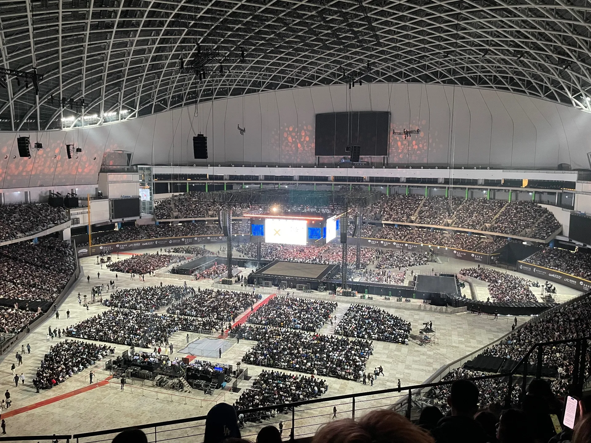 台北大巨蛋中央舞台 406 區 6排10號 視野照片 - TWICE THIS IS FOR