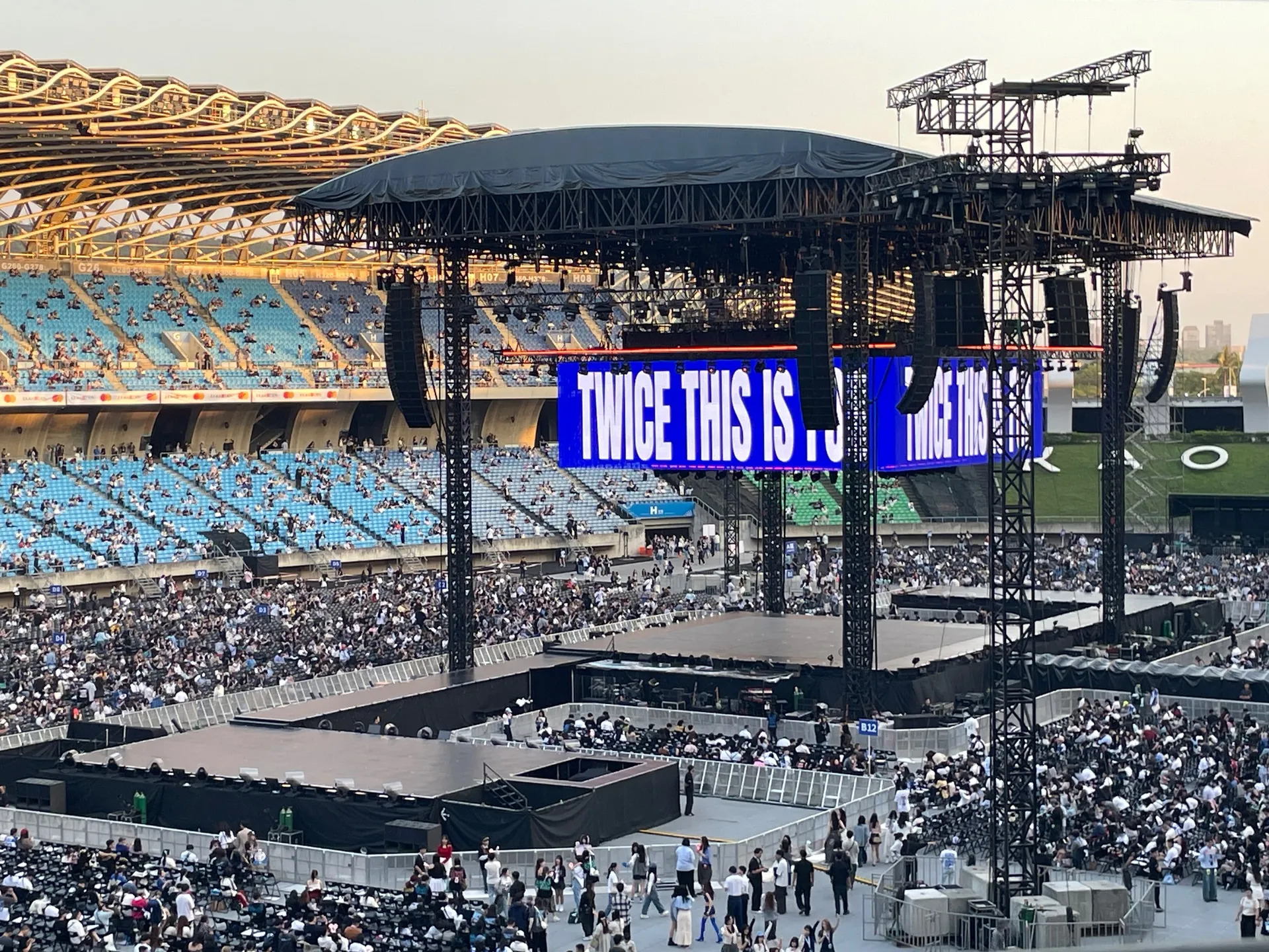 高雄世運主場館中央舞台 E18 區 1排18號 視野照片 - TWICE＜THIS IS FOR＞WORLD TOUR IN KAOHSIUNG