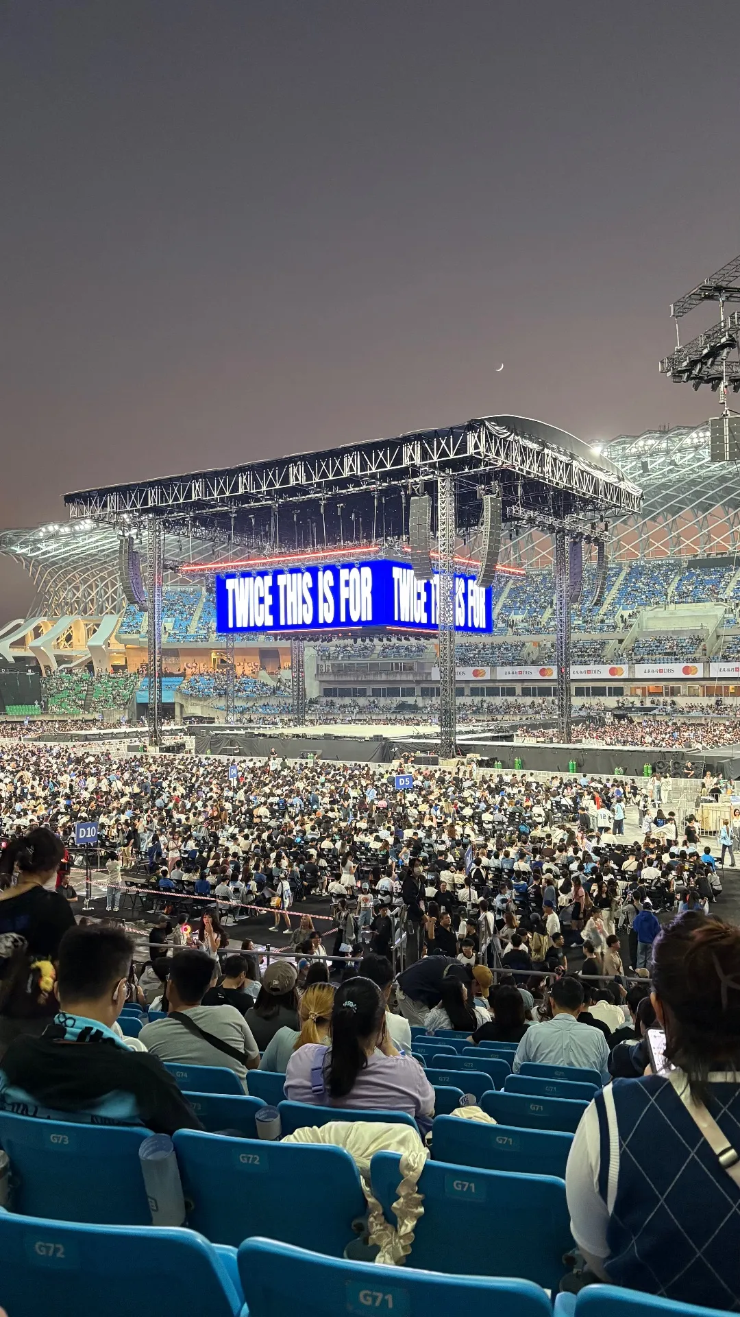 高雄世運主場館中央舞台 G01 區 16排71號 視野照片 - TWICE