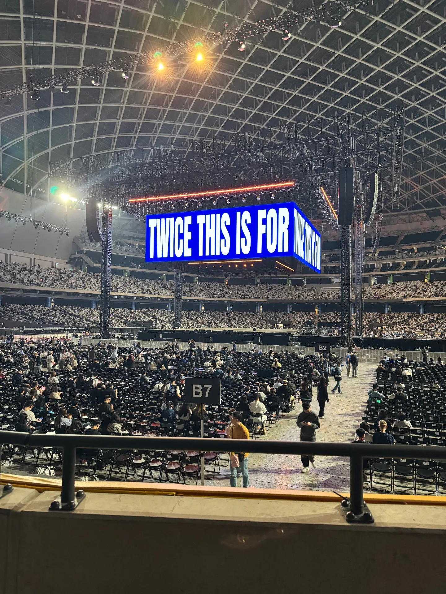 台北大巨蛋中央舞台 137 區 2排10號 視野照片 - TWICE THIS IS FOR in TAIPEI