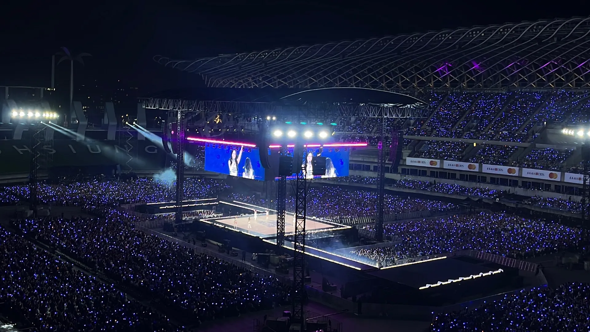 高雄世運主場館中央舞台 E33 16排311號 視野照片 - TWICE THIS IS FOR