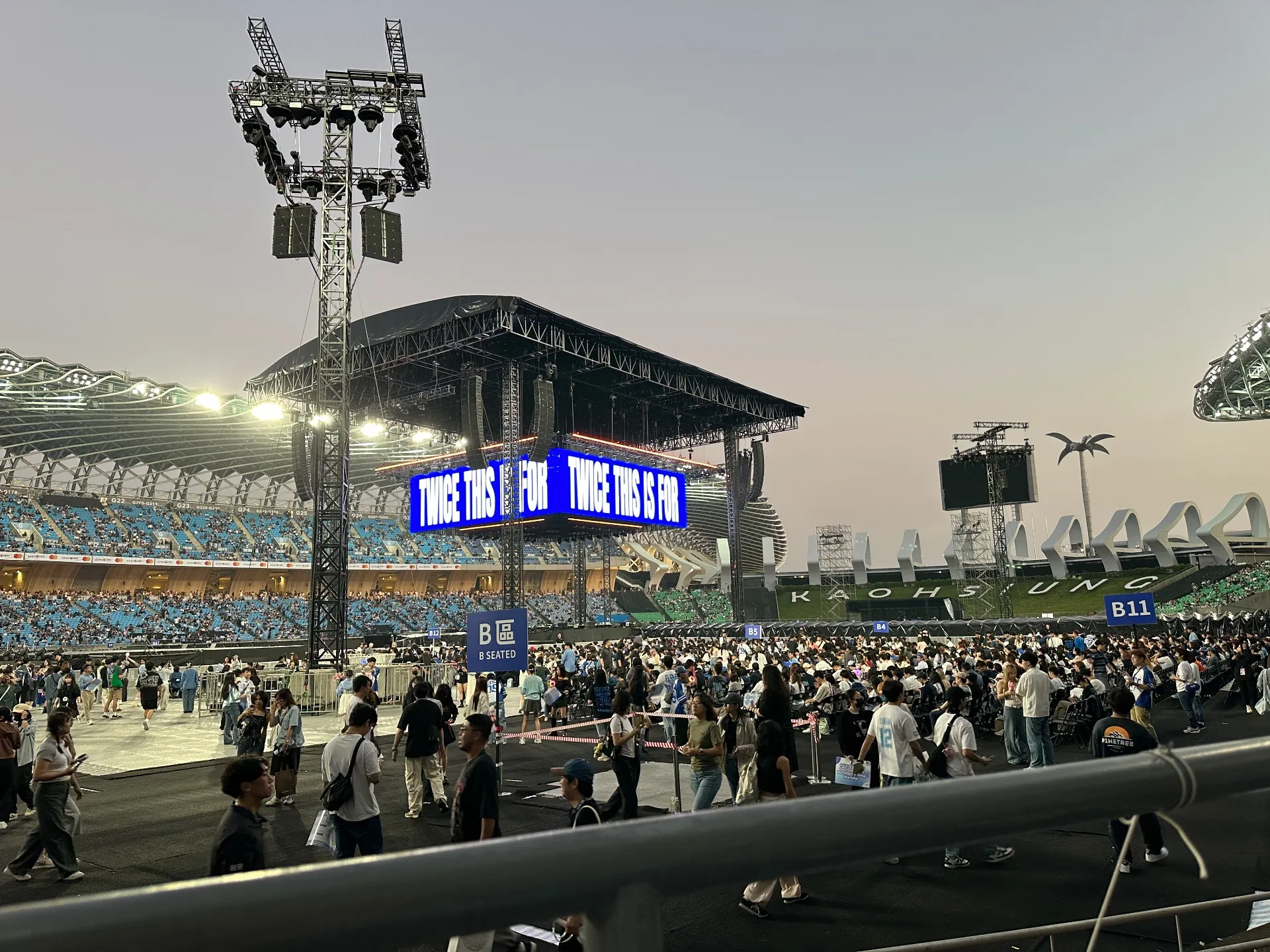 高雄世運主場館中央舞台 D01 1排312號 視野照片 - TWICE<THIS IS FOR> WORLD TOUR IN KAOHSIUNG