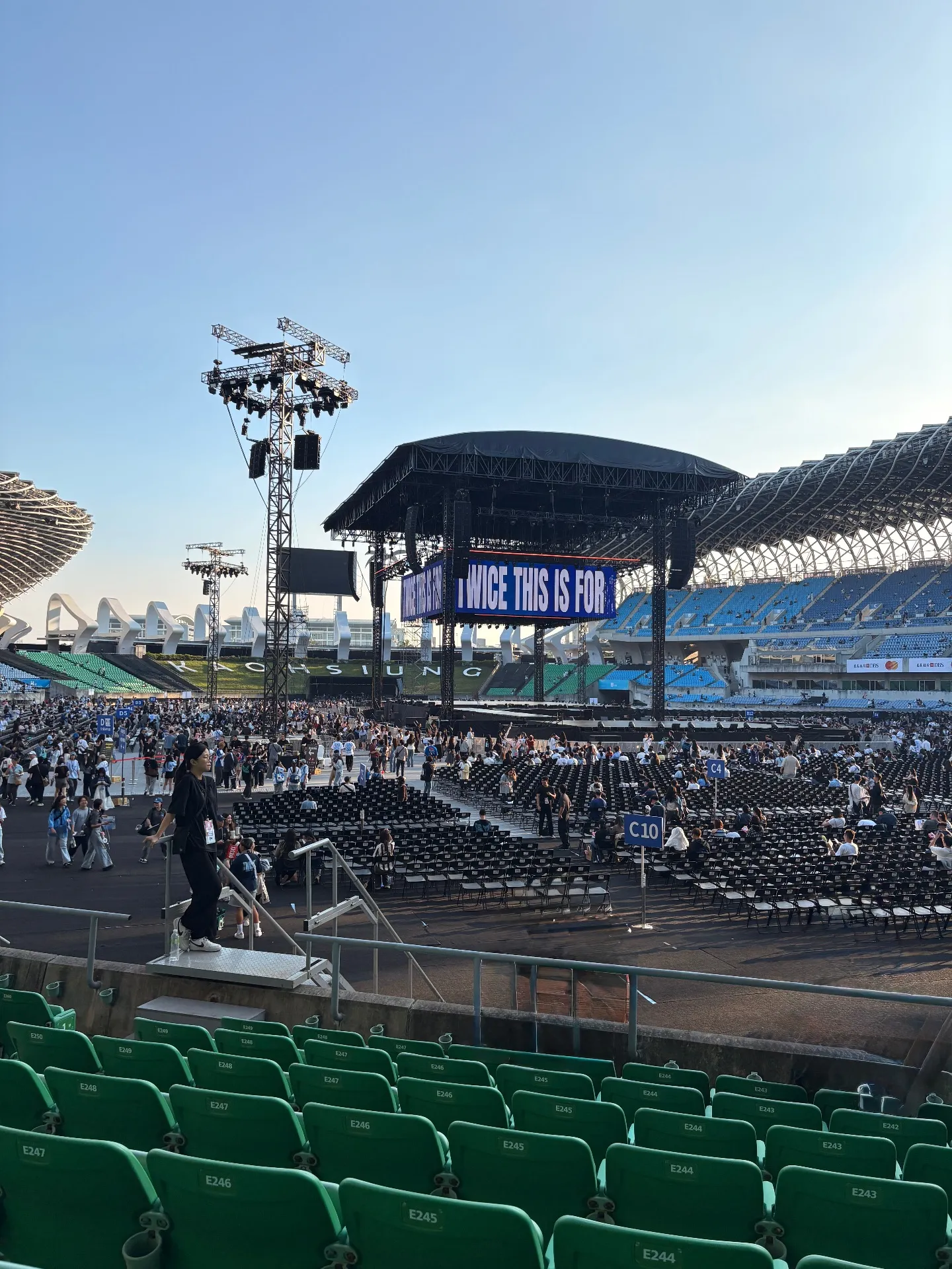 高雄世運主場館中央舞台 E13 8排245號 視野照片 - Twice This Is For