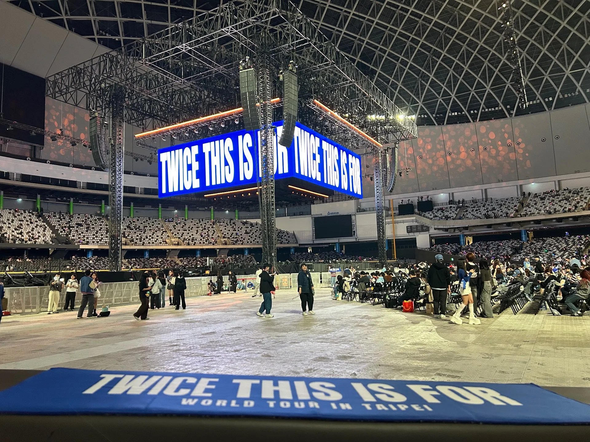 台北大巨蛋中央舞台 122 區 7排4號 視野照片 - 2026 TWICE＜THIS IS FOR＞WORLD TOUR IN TAIPEI