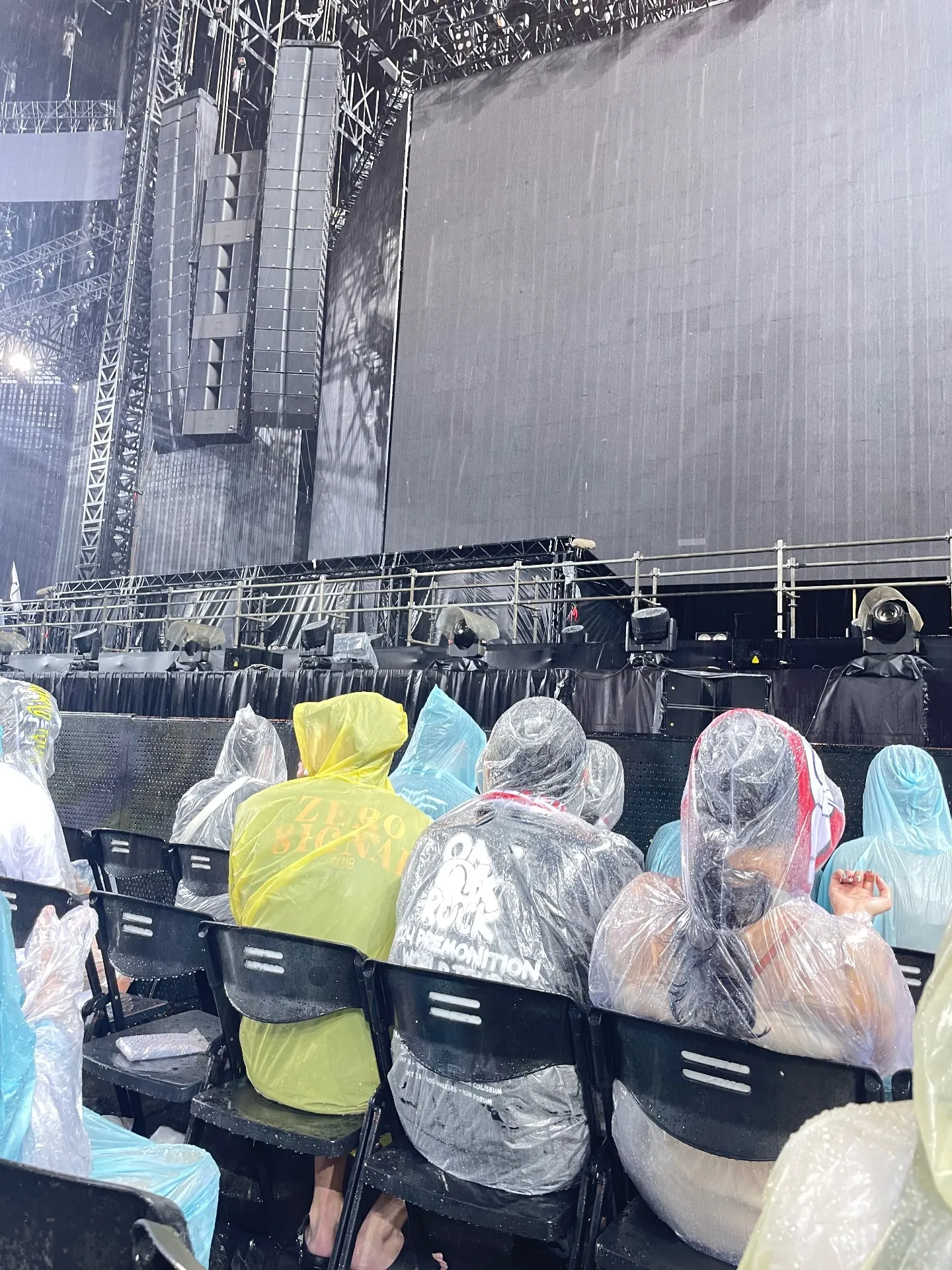 高雄世運主場館 FLOORD 前排右號 視野照片 - ONE OK ROCK 2024 PREMONITION WORLD TOUR IN KAOHSIUNG
