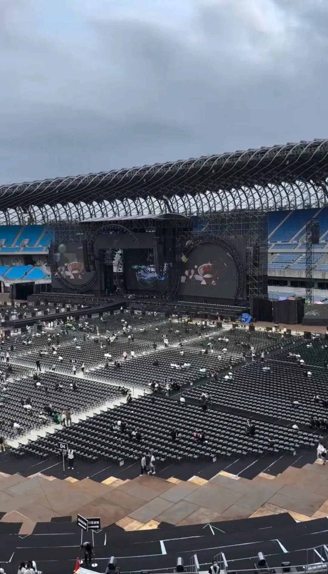Kaohsiung National Stadium E32-1 โซน แถว 4 ที่นั่ง 301 ภาพวิวที่นั่ง - 告五人 [MY MAGIC 宇宙超有趣] 新世界巡迴演唱會｜2025世運極限版