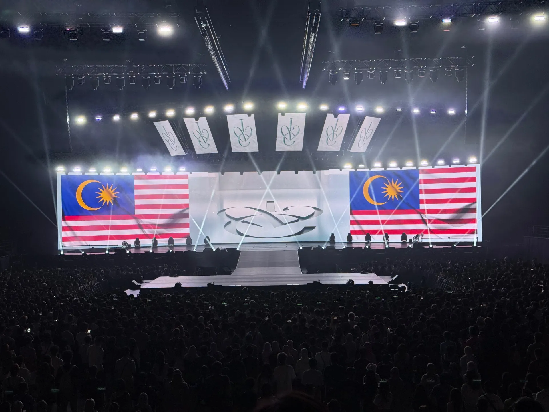 亞通體育館 (Axiata Arena)(Unifi Arena) 自動建檔區域: axa-302 F排5號 視野照片 - IVE SHOW WHAT I AM