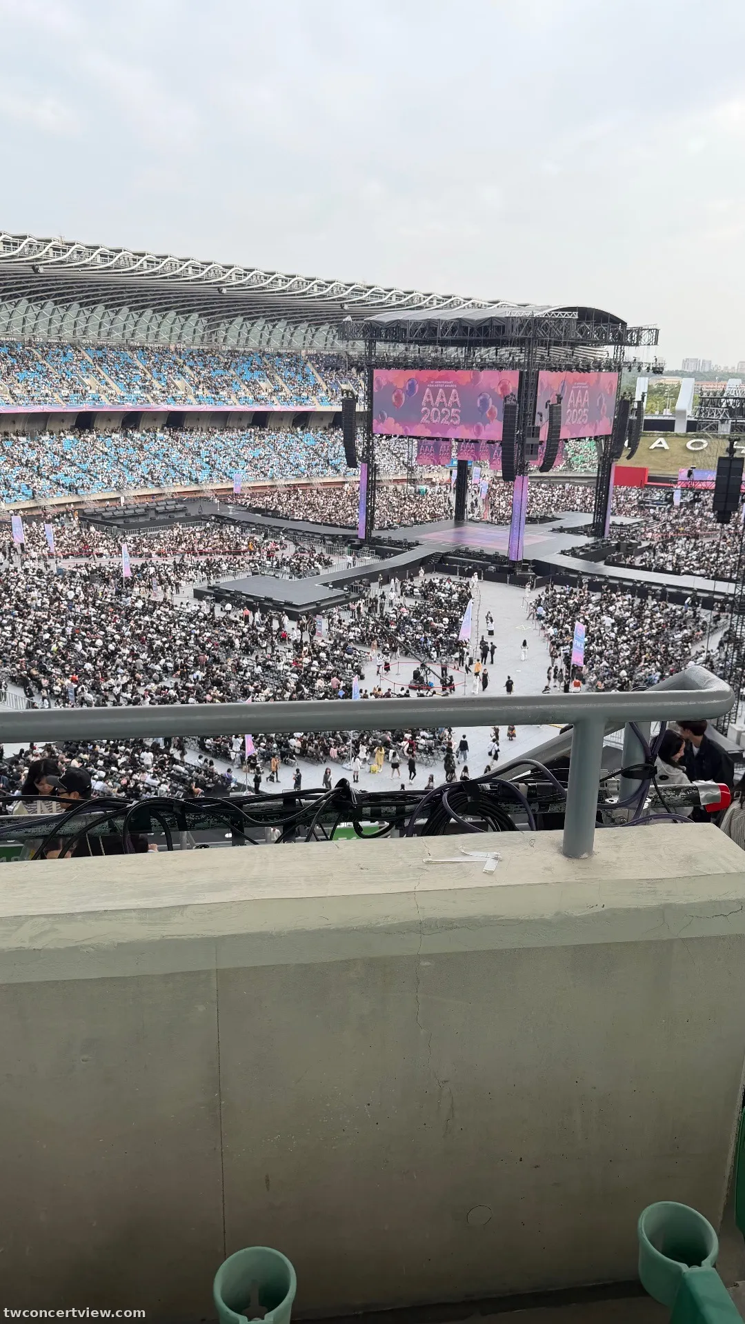 高雄世運主場館中央舞台 E18 11排8號 視野照片 - 2025 Asia Artist Awards IN KAOHSIUNG