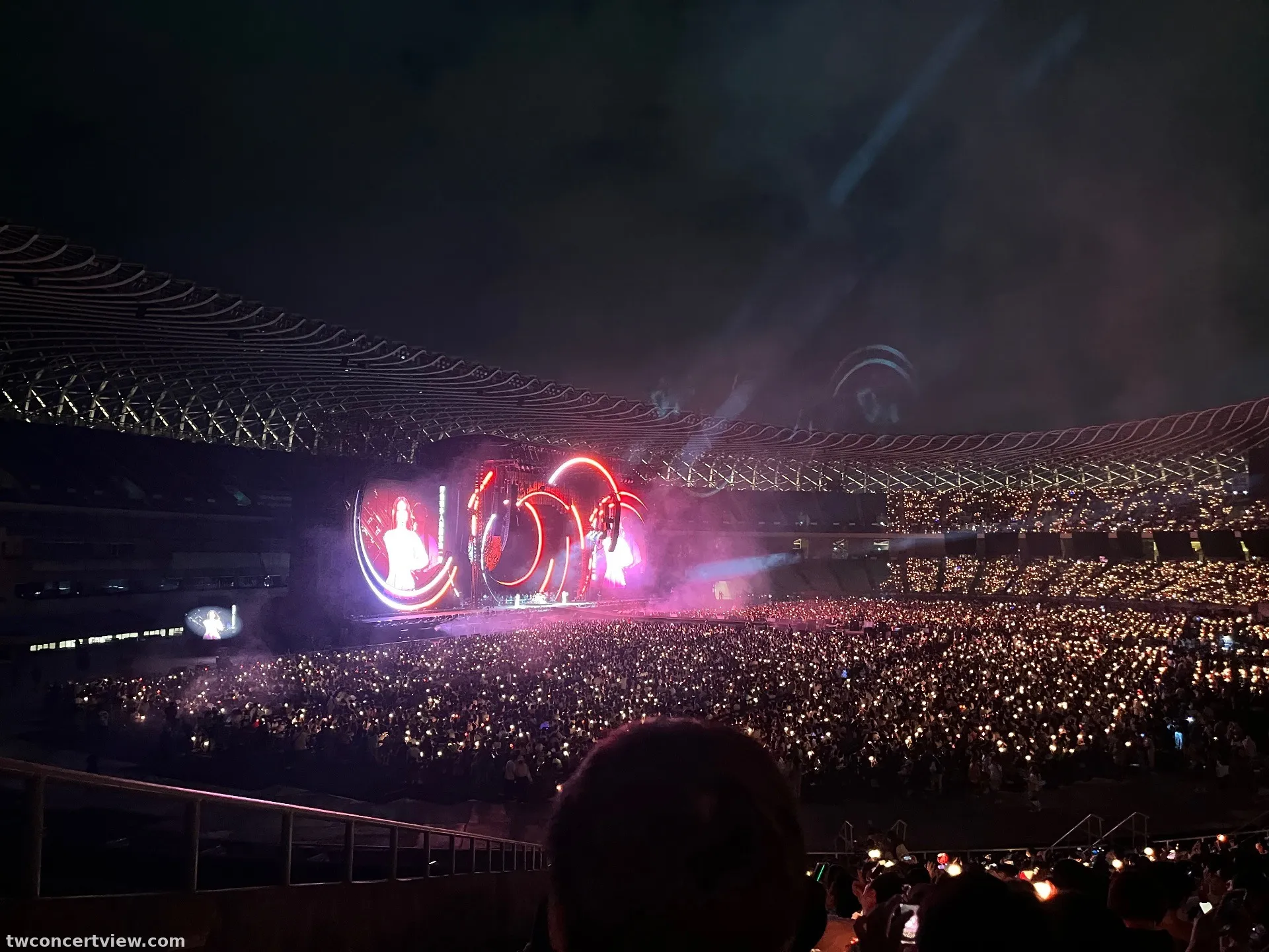Kaohsiung National Stadium I04 โซน แถว 27 ที่นั่ง 60 ภาพวิวที่นั่ง - 《告五人宇宙超有趣》世運極限版