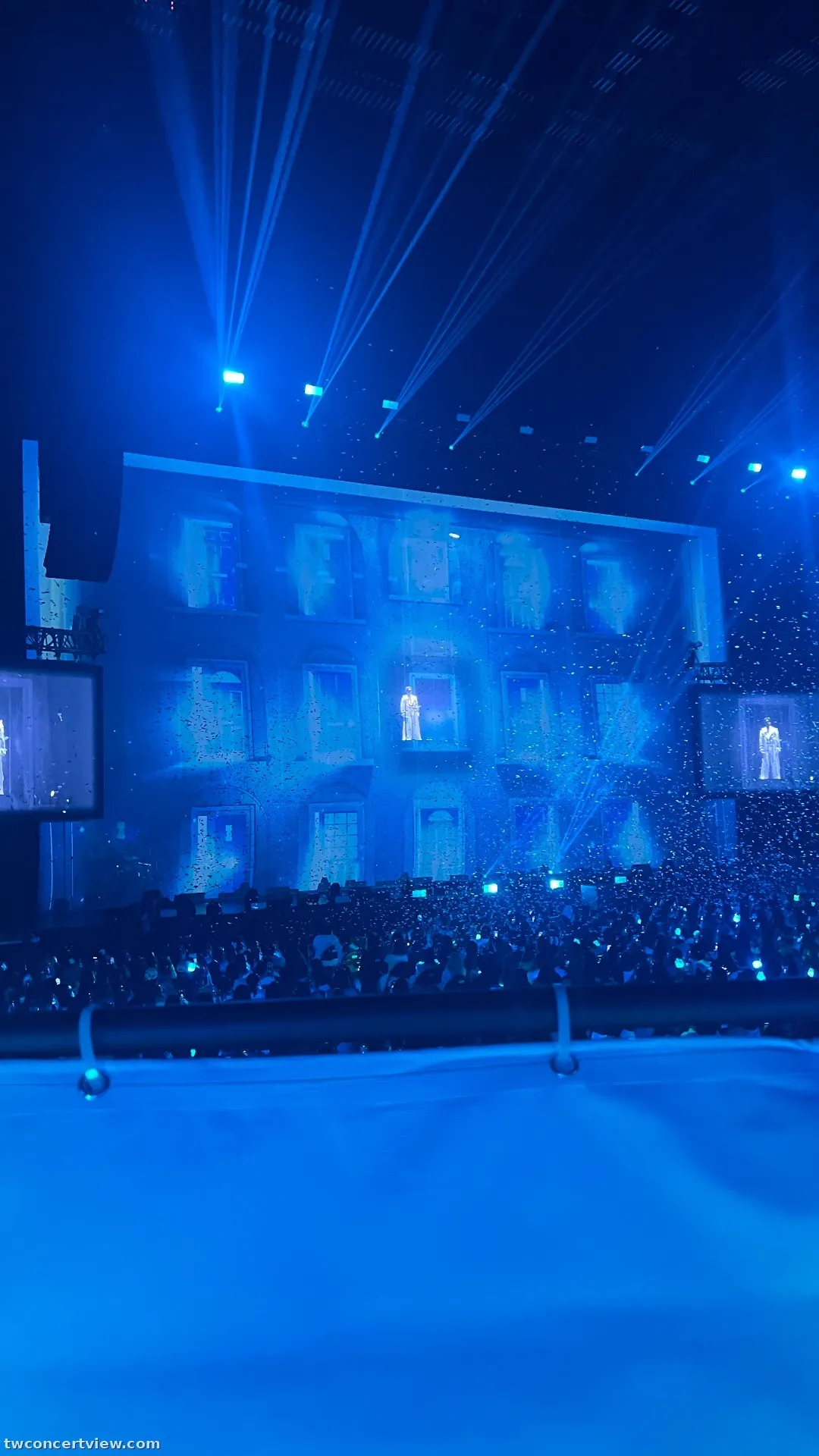 台北流行音樂中心 2 B 1排排8號號 視野照片 - Doyoung <DOORS> CONCERT