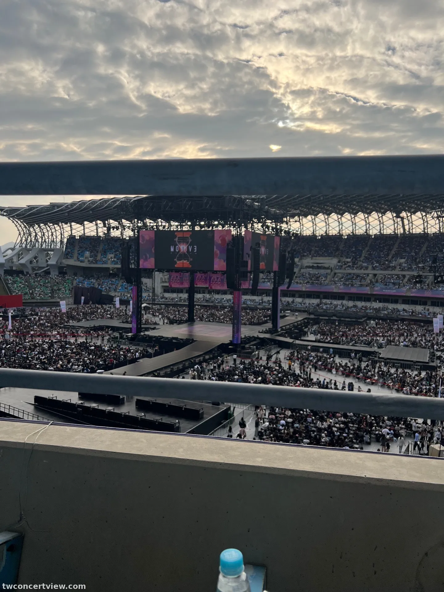 高雄世運主場館中央舞台 G16-3 區 1排排97號號 視野照片 - 2025 Asia Artist Awards IN KAOHSIUNG