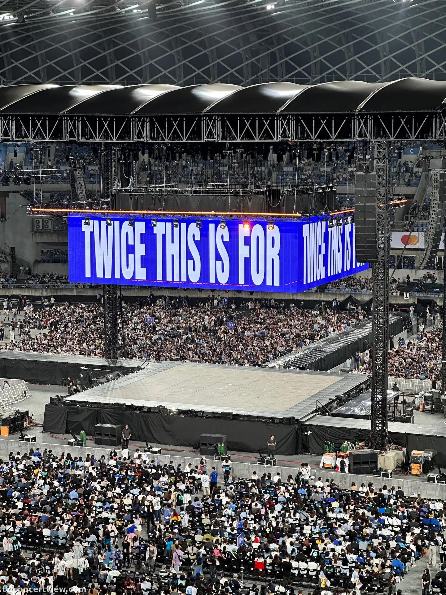 高雄世運主場館中央舞台 G17 區 13排排111號號 視野照片 - TWICE THIS IS FOR WORLD TOUR IN KAOHSIUNG