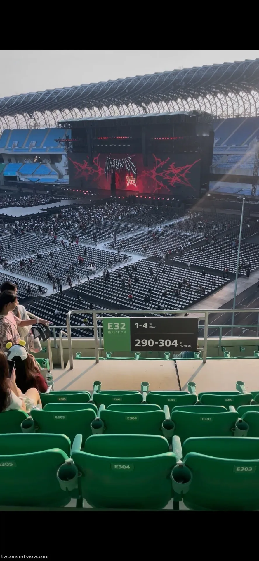 Kaohsiung National Stadium E33 Zona Baris 9, Kursi 304 foto pemandangan kursi - Stray Kids World Tour <dominATE KAOHSIUNG>