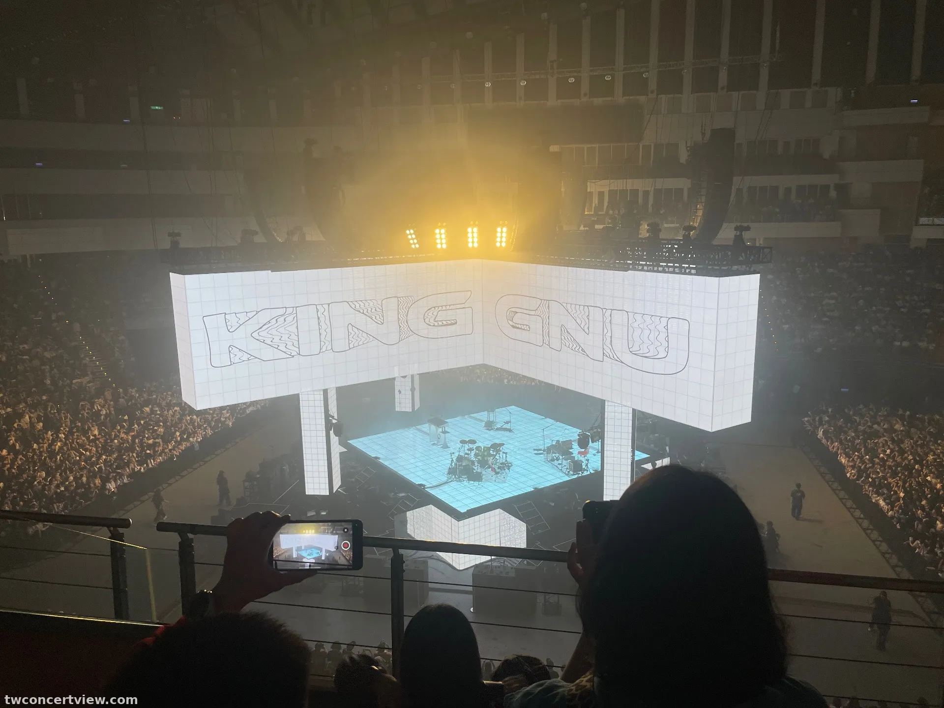 台北小巨蛋中央舞台 305 區 3排排 視野照片 - King Gnu
