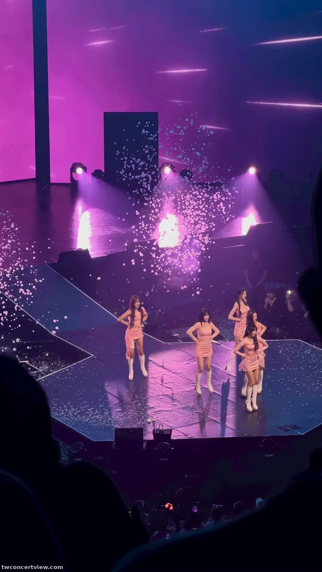 高雄流行音樂中心 2D4 區 18排13號 視野照片 - Apink
