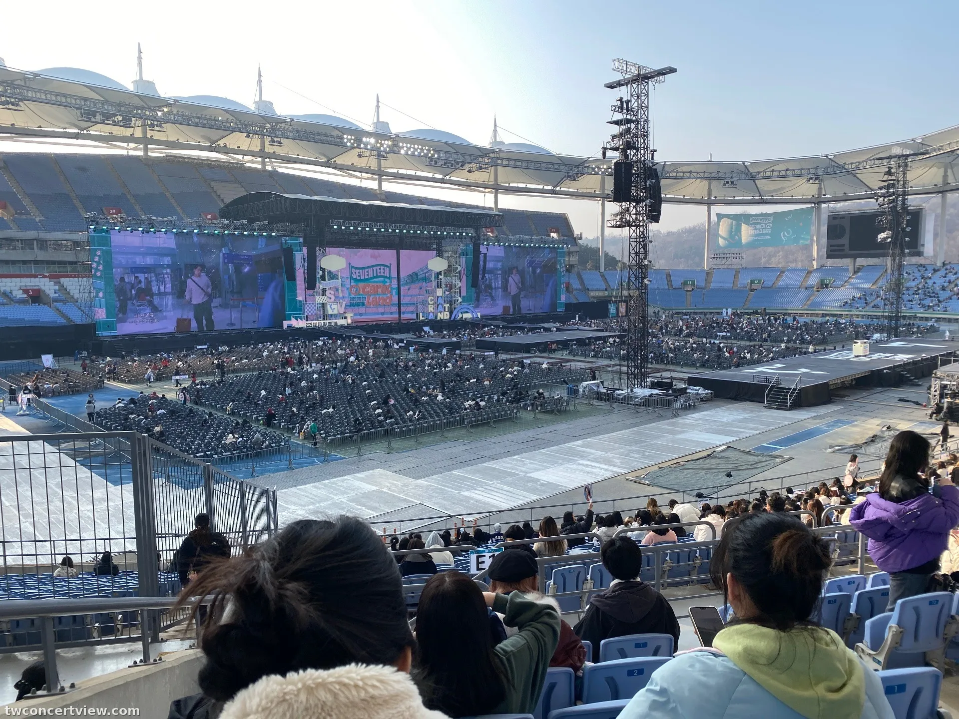 Incheon Munhak Stadium E32 โซน แถว 7 ที่นั่ง 5 ภาพวิวที่นั่ง - 2025 SVT 9TH FAN MEETING 'SEVENTEEN in CARAT LAND
