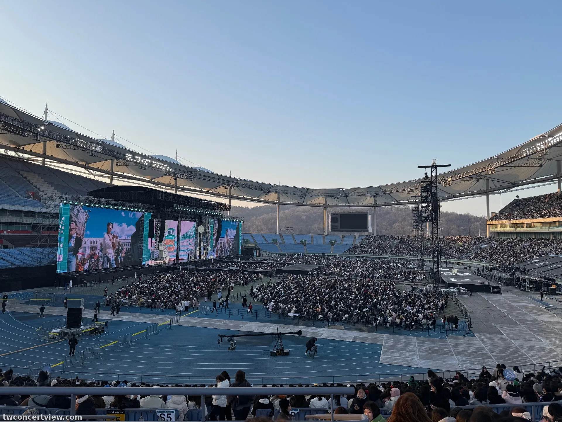 Incheon Munhak Stadium S13 โซน แถว 12 ที่นั่ง 4 ภาพวิวที่นั่ง - SEVENTEEN 9th Carat land