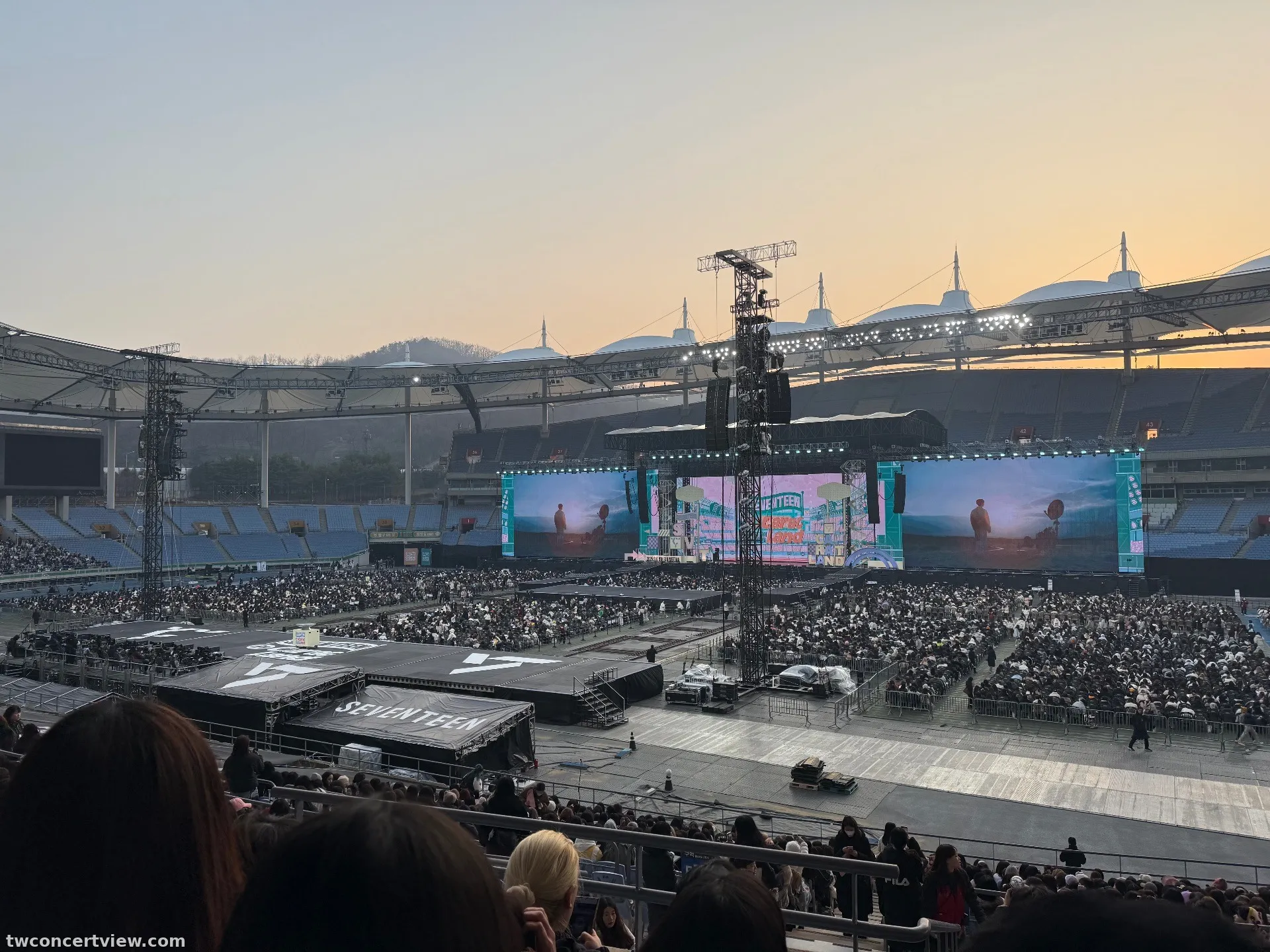 Incheon Munhak Stadium E18 Zona Baris 10, Kursi 7 foto pemandangan kursi - Seventeen 9th carat land