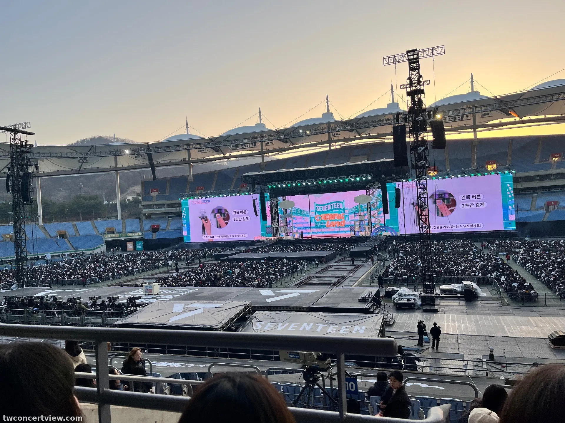 Incheon Munhak Stadium E20 Zona Baris 7, Kursi 8 foto pemandangan kursi - Seventeen 9th carat land