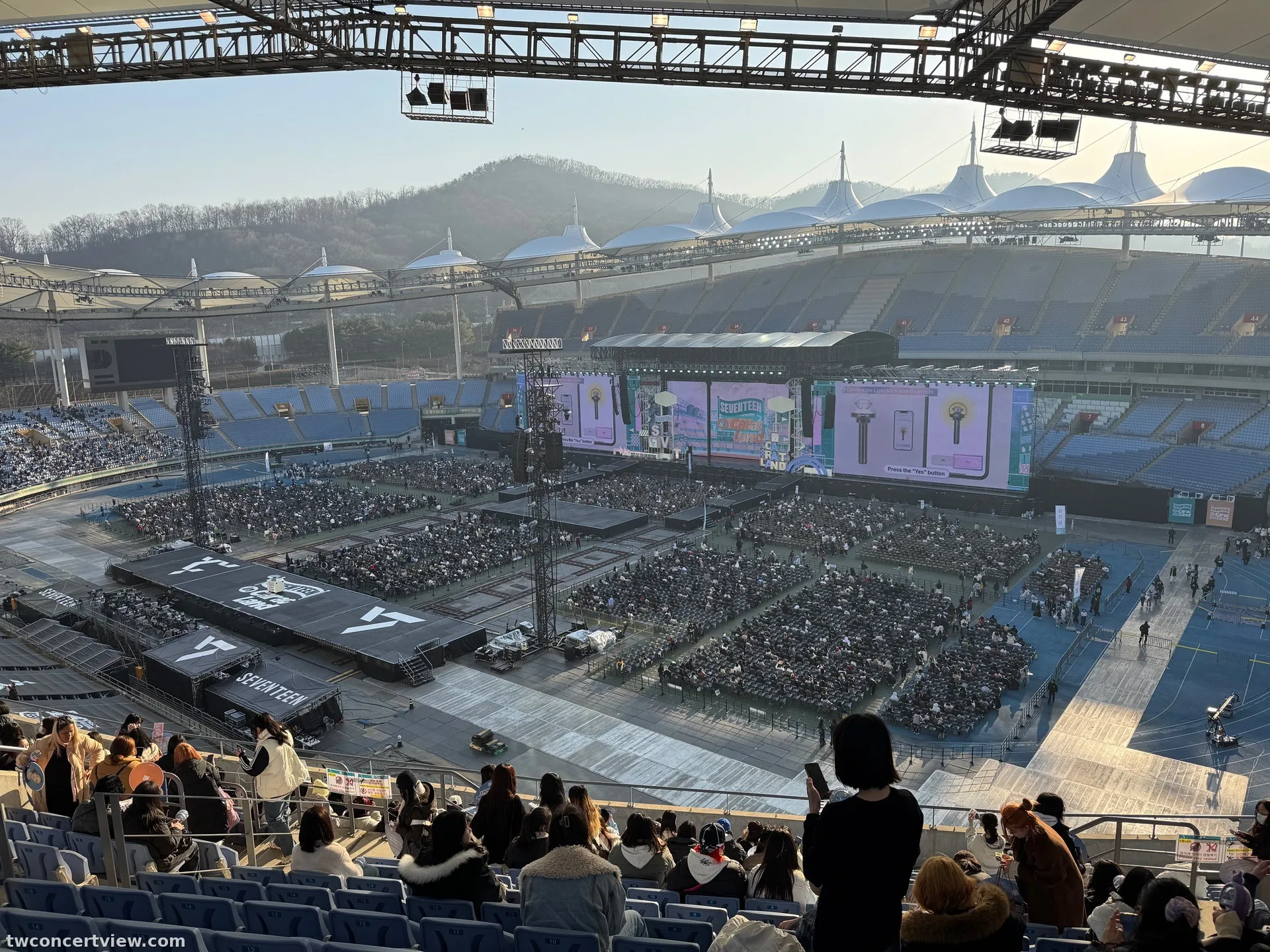 인천문학경기장 E45 구역 12열8번 좌석 시야 사진 - 2025 SEVENTEEN 9TH FAN MEETING