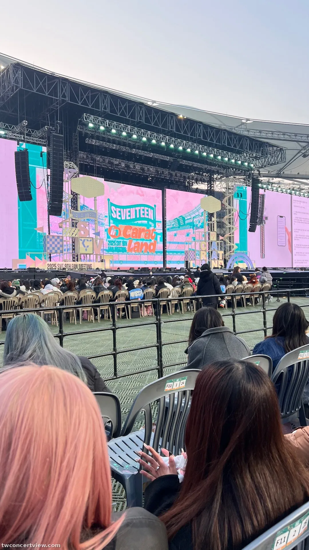仁川文鶴競技場 (Incheon Munhak Stadium) F 前列左番 座席からの眺め - 2025 SVT 9th FAN MEETING <SEVENTEEN in CARAT LAND>