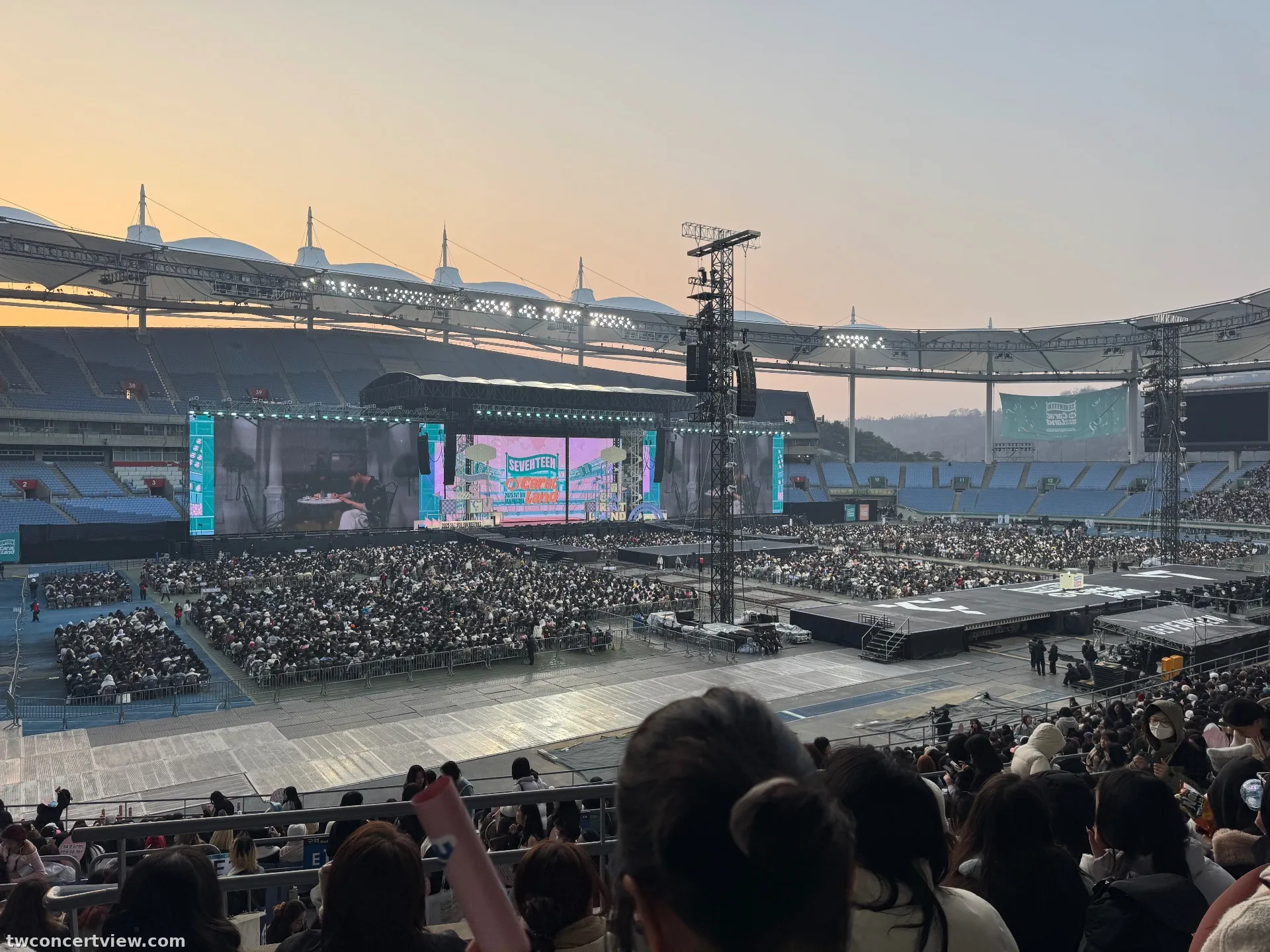 仁川文鶴競技場 (Incheon Munhak Stadium) E30 10列12番 座席からの眺め - SEVENTEEN 2025 Caratland