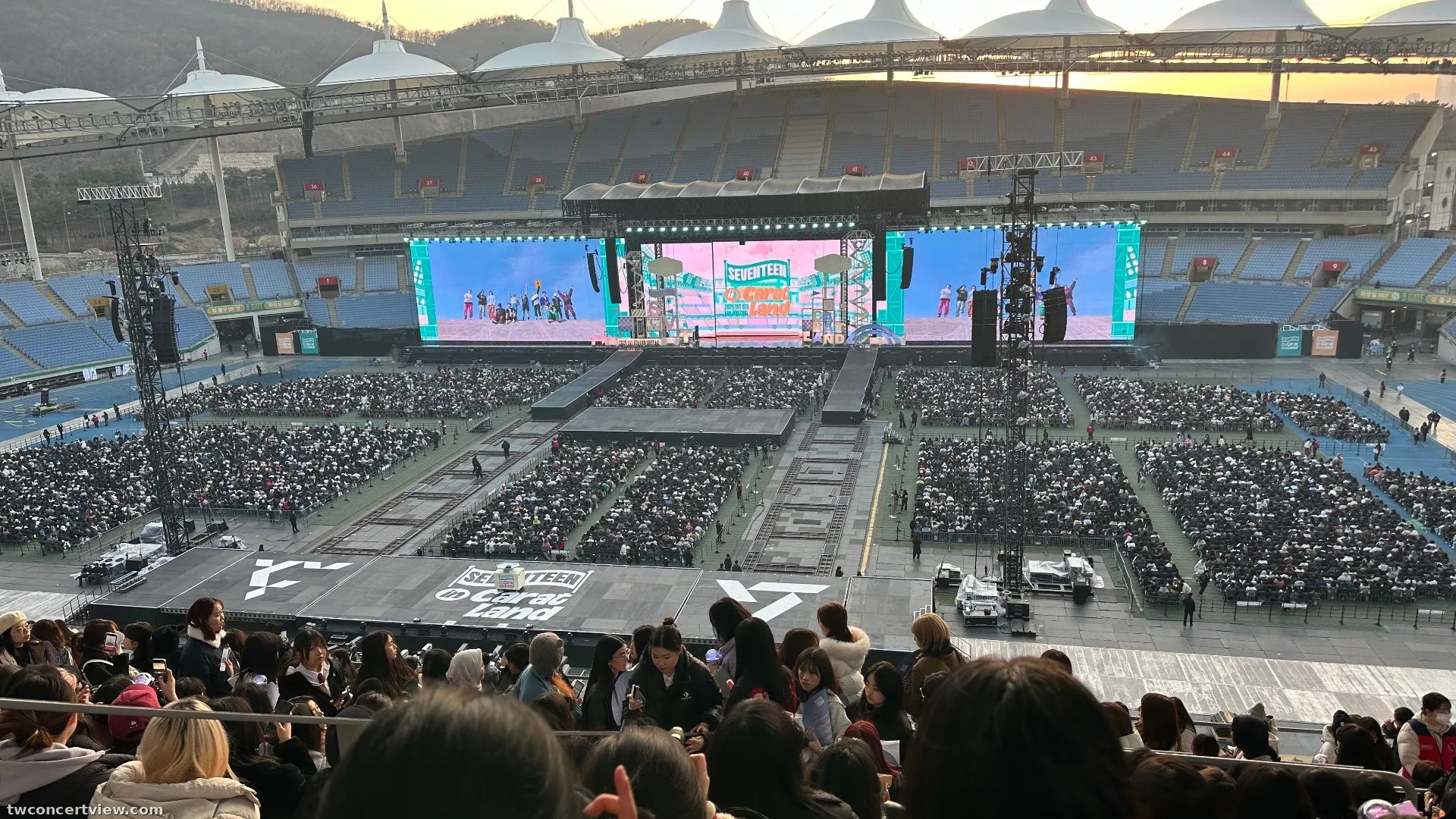 Incheon Munhak Stadium E50 โซน แถว 7 ที่นั่ง 20 ภาพวิวที่นั่ง - 2025 SVT 9TH FAN MEETING <SEVENTEEN in CARAT LAND>