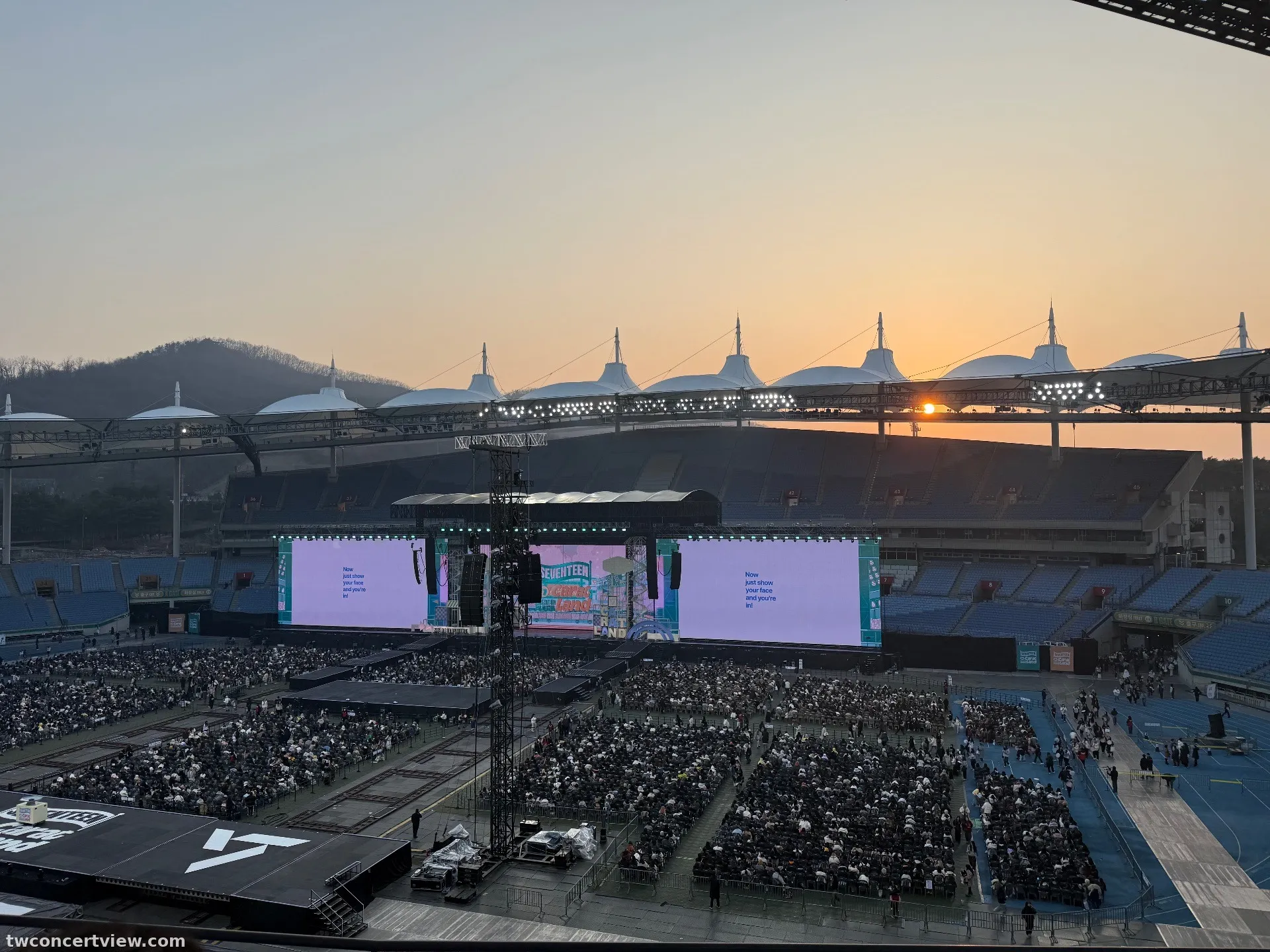 仁川文鶴競技場 (Incheon Munhak Stadium) E41 5列26番 座席からの眺め - 2025 SEVENTEEN 克拉島