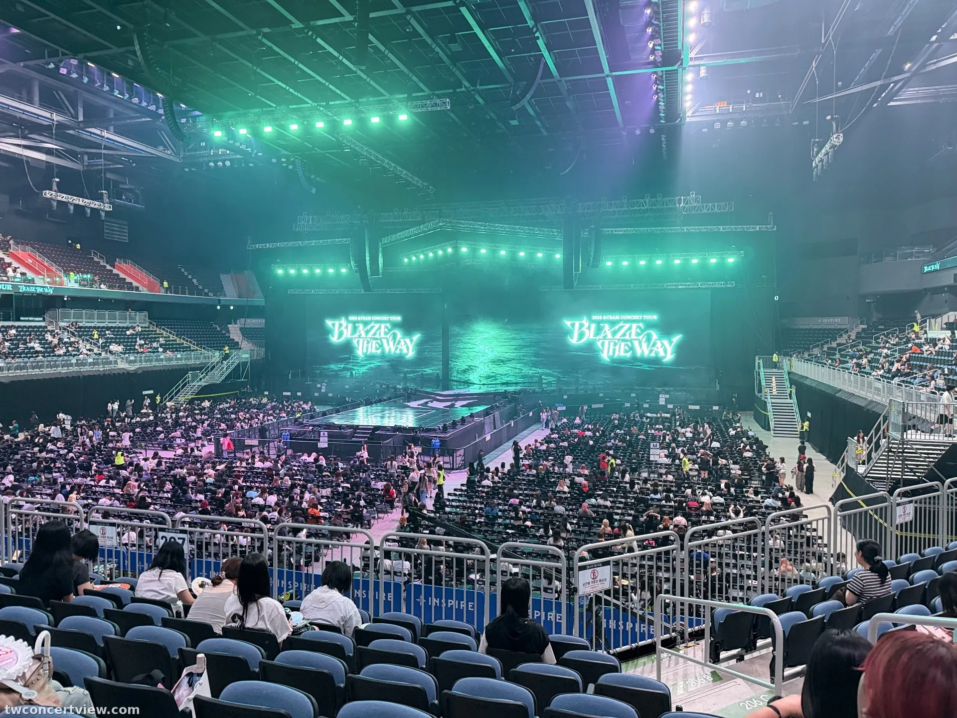 Inspire Arena 207 โซน แถว H ที่นั่ง 4 ภาพวิวที่นั่ง - &TEAM BLAZE THE WAY