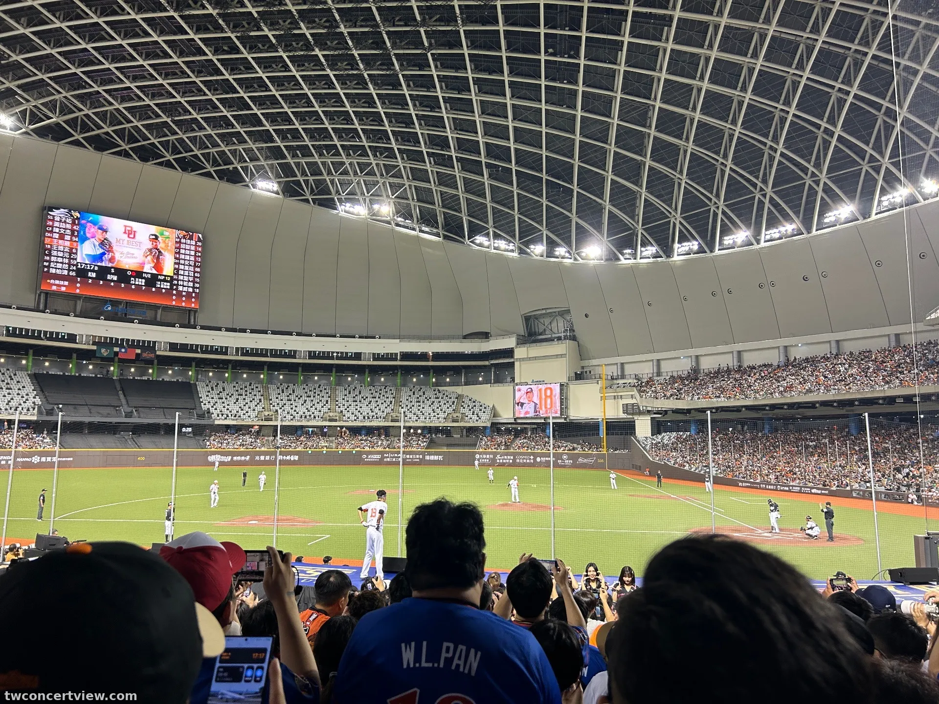 Taipei Dome (Baseball Mode) 117 Zona Baris 22, Kursi 20 foto pemandangan kursi - 潘威倫引退賽