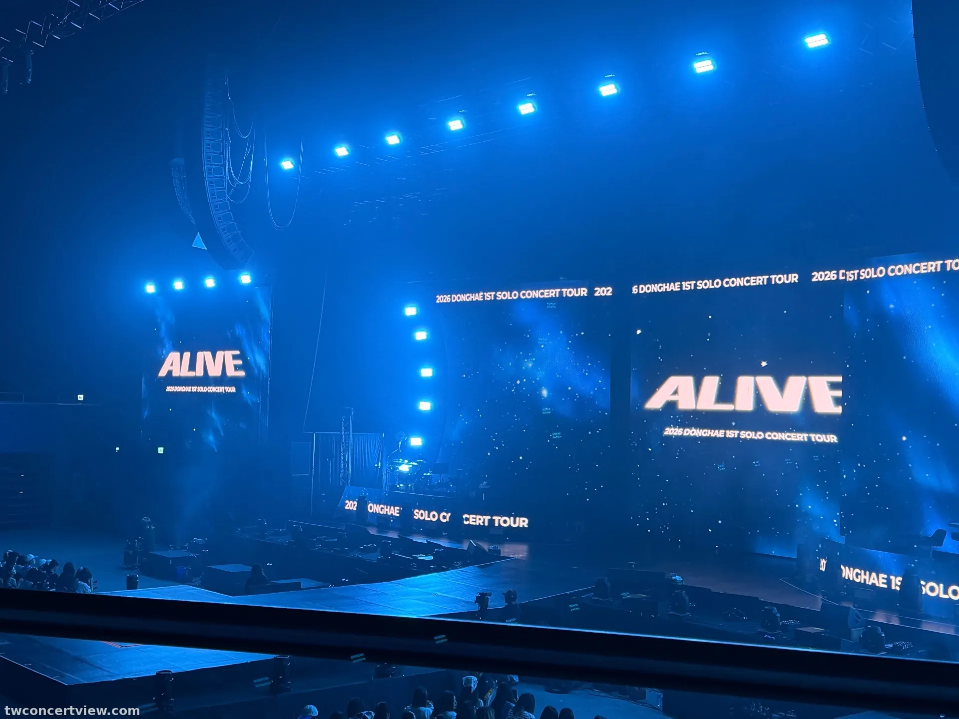 高雄流行音樂中心 2B1 區 1排19號 視野照片 - 2026 DONGHAE 1ST SOLO CONCERT TOUR [ALIVE] in KAOHSIUNG