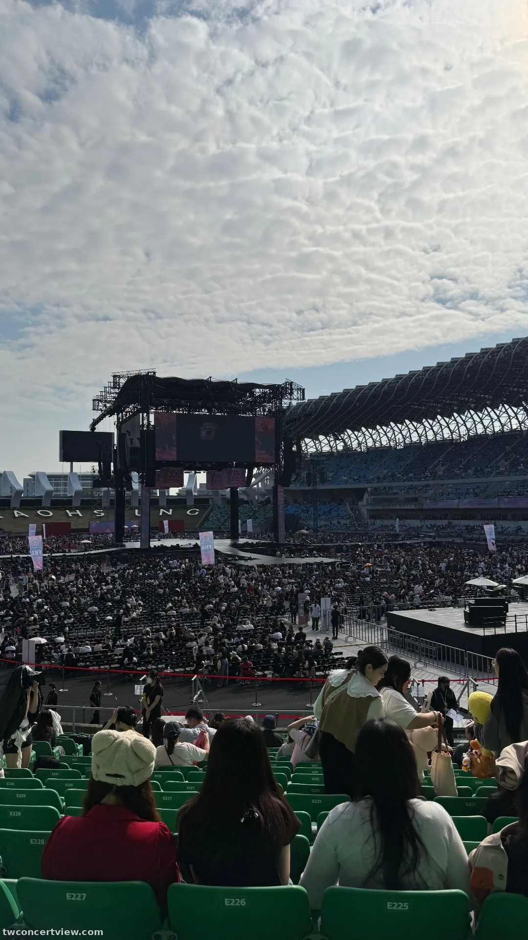 高雄世運主場館中央舞台(AAA版本) E12 區 18排225號 視野照片 - 2025AAA