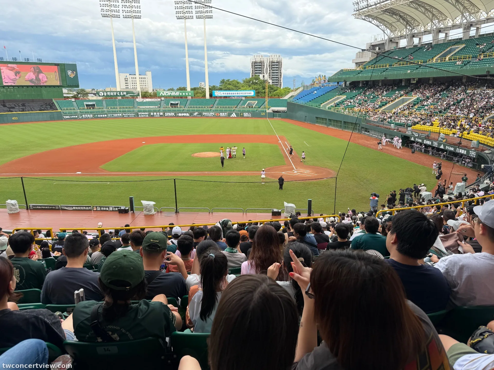 高雄市立澄清湖棒球場 P-1 區 19排13號 視野照片 - 台鋼雄鷹夏日女孩運動會