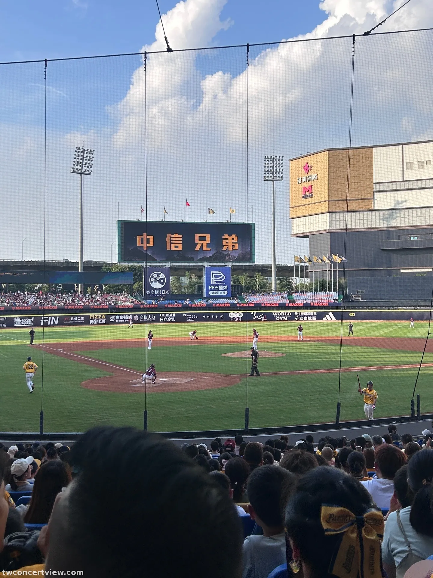 臺中洲際棒球場 B-R 區 20排15號 視野照片