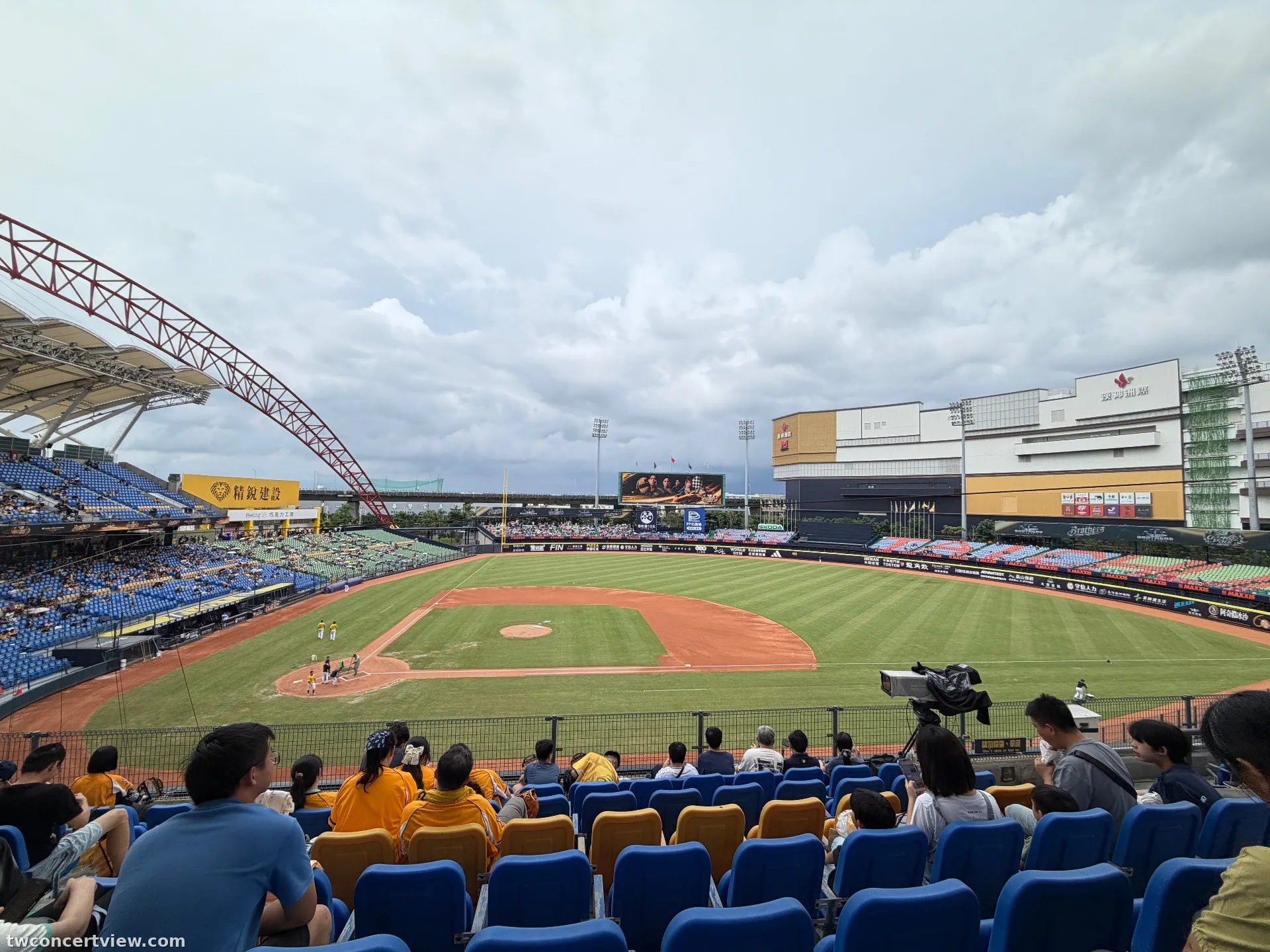 타이중 인터컨티넨탈 야구장 (Taichung Intercontinental Baseball Stadium) E-O 구역 8열4번 좌석 시야 사진