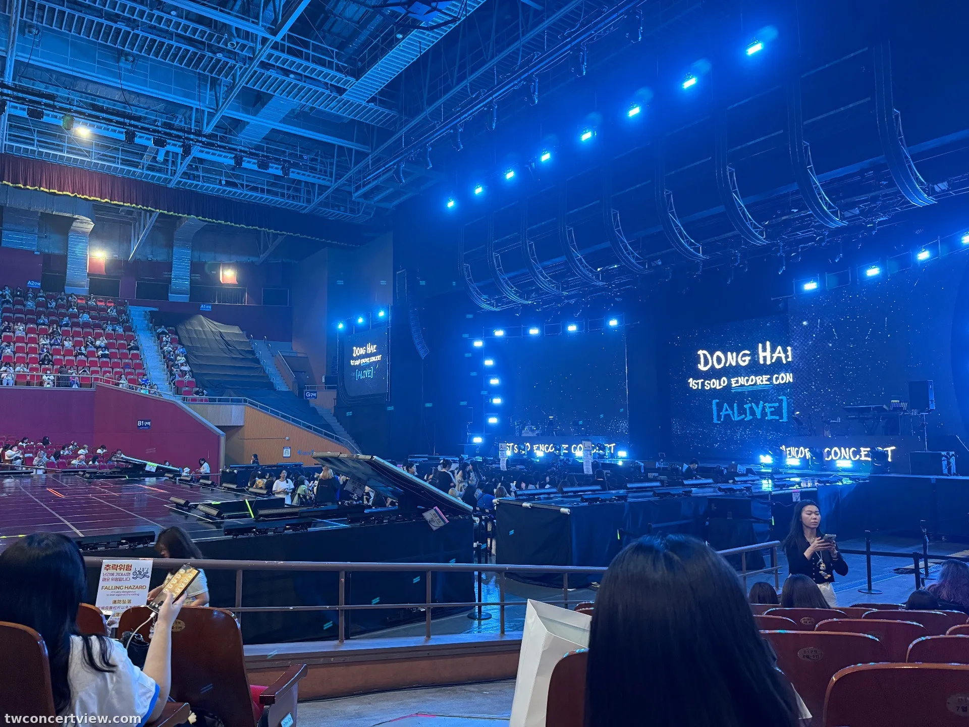 Olympic Hall Section D1 Baris 9, Kursi 10 foto pemandangan kursi - DONGHAE 1ST SOLO ENCORE CONCERT [ALIVE] in SEOUL