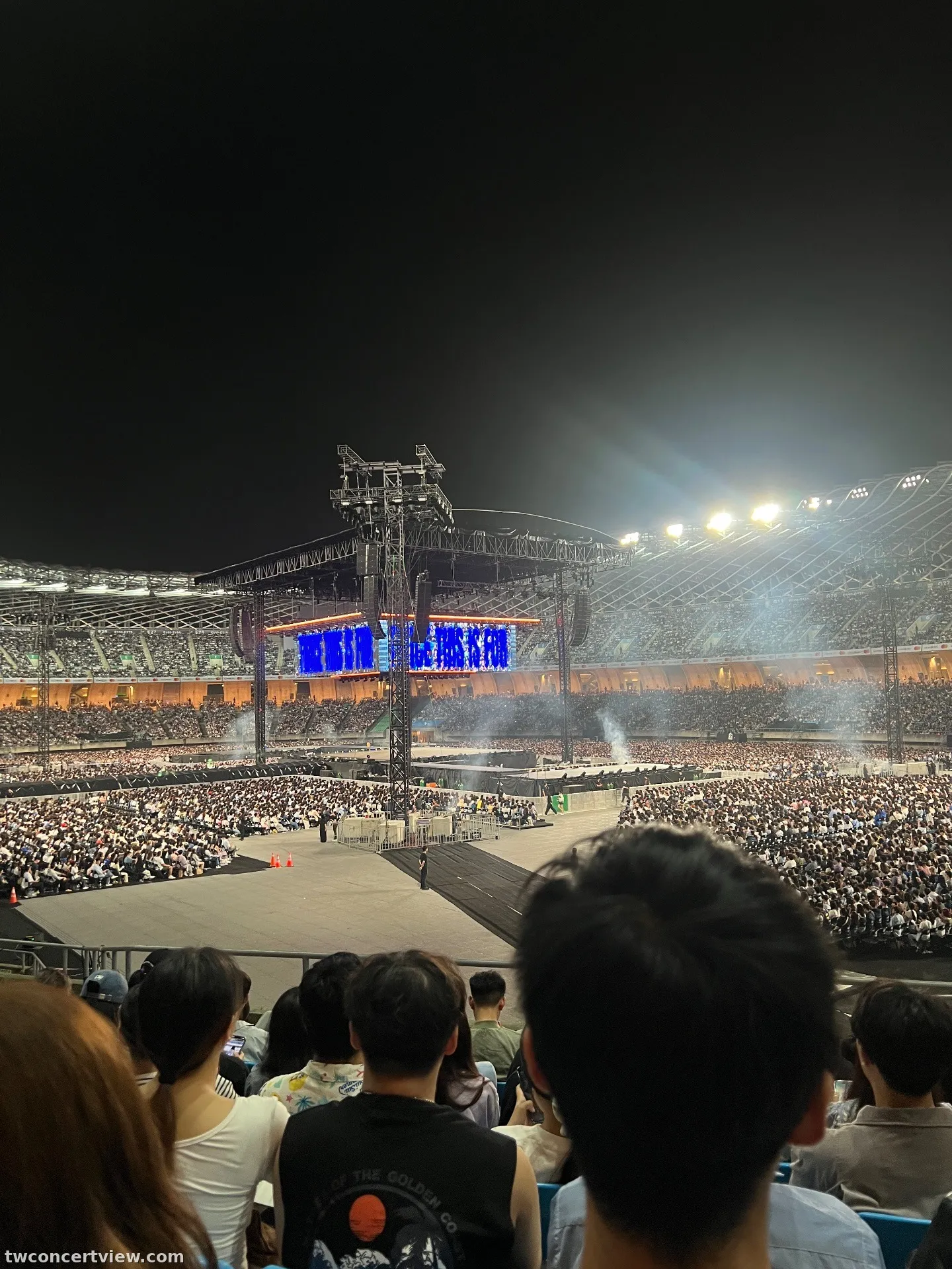 高雄世運主場館中央舞台 B01 區 22排5號 視野照片 - TWICE THIS IS FOR